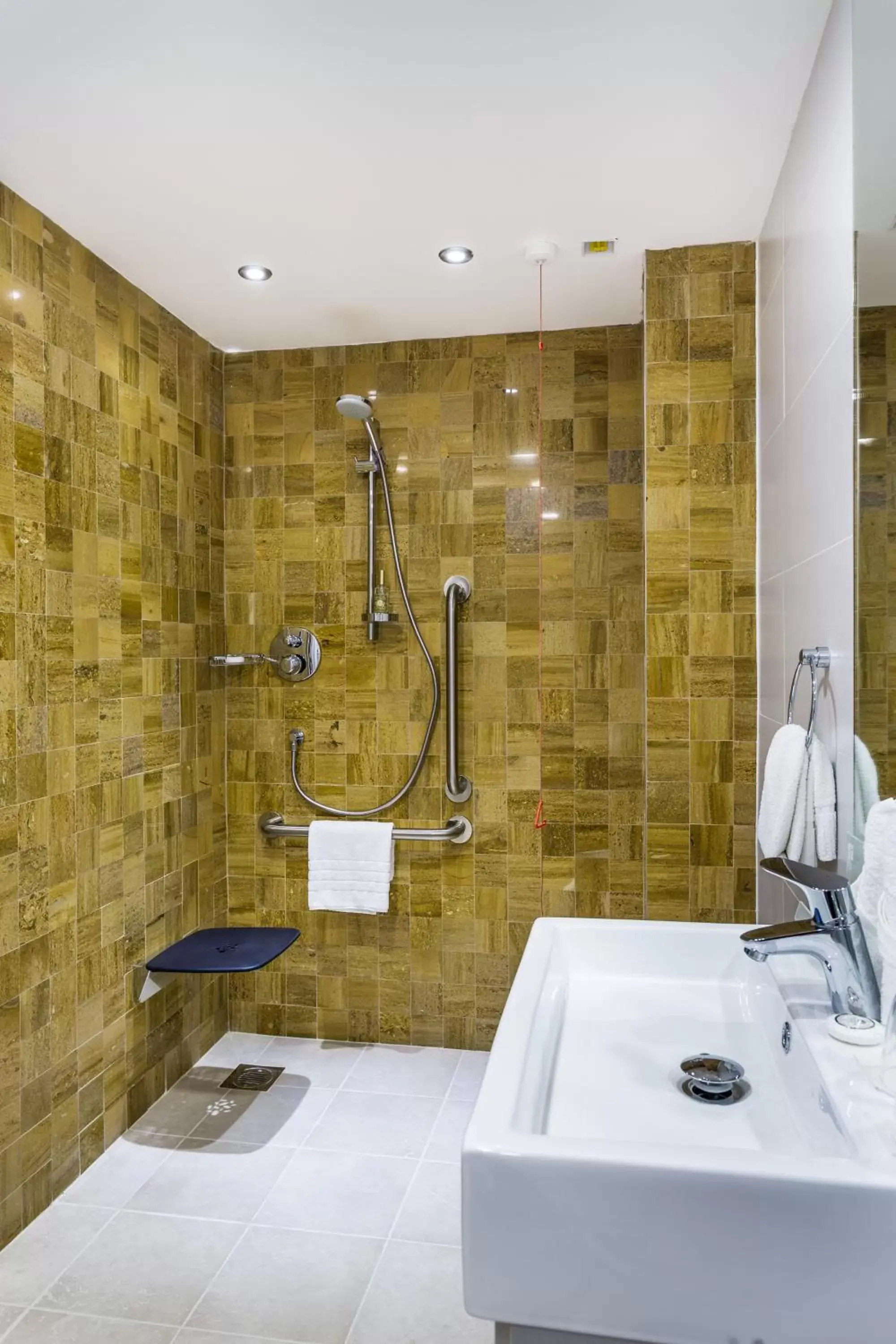Photo of the whole room, Bathroom in Holiday Inn London Watford Junction, an IHG Hotel