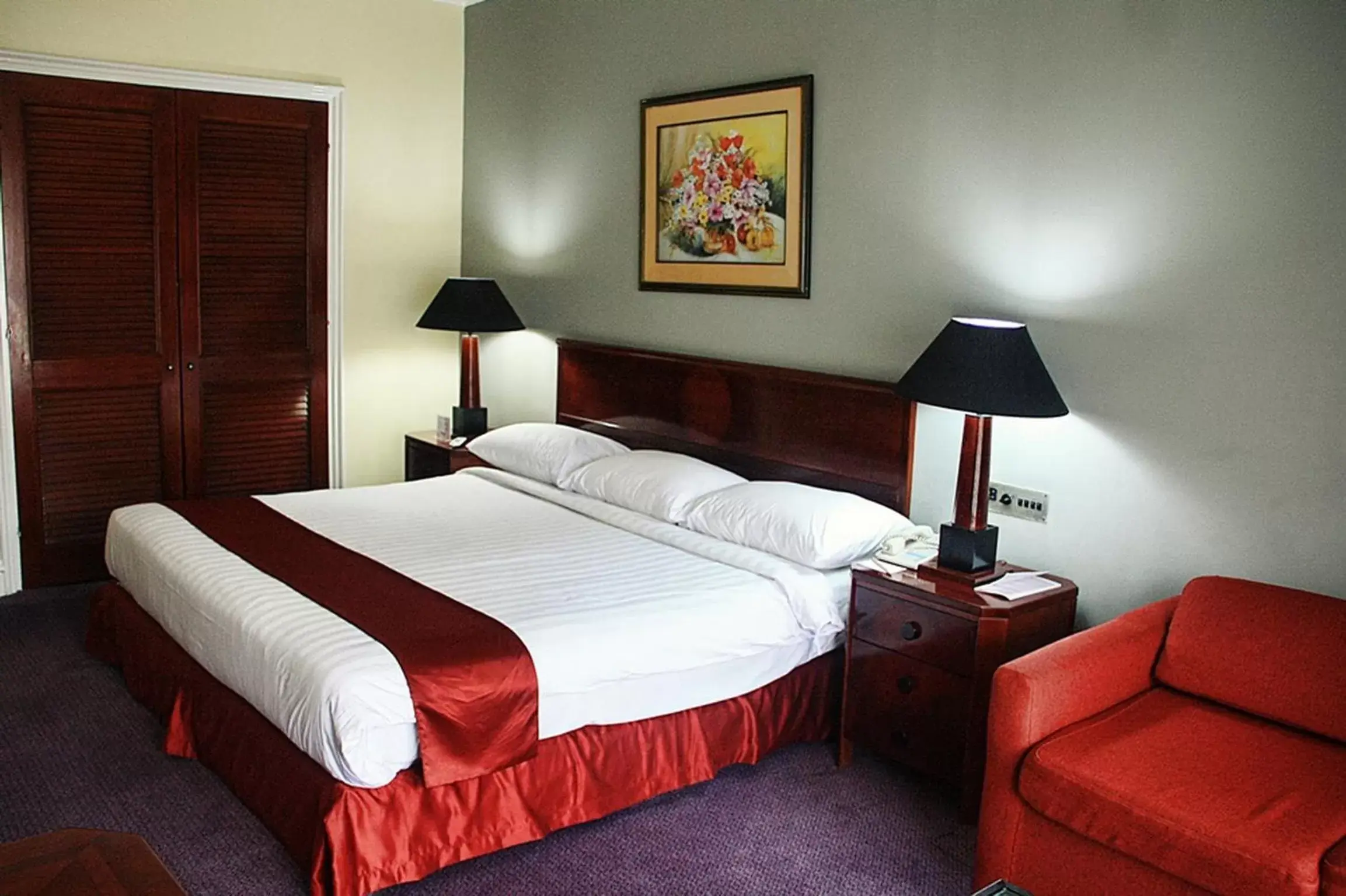 Photo of the whole room, Bed in Surabaya Suites Hotel Powered by Archipelago