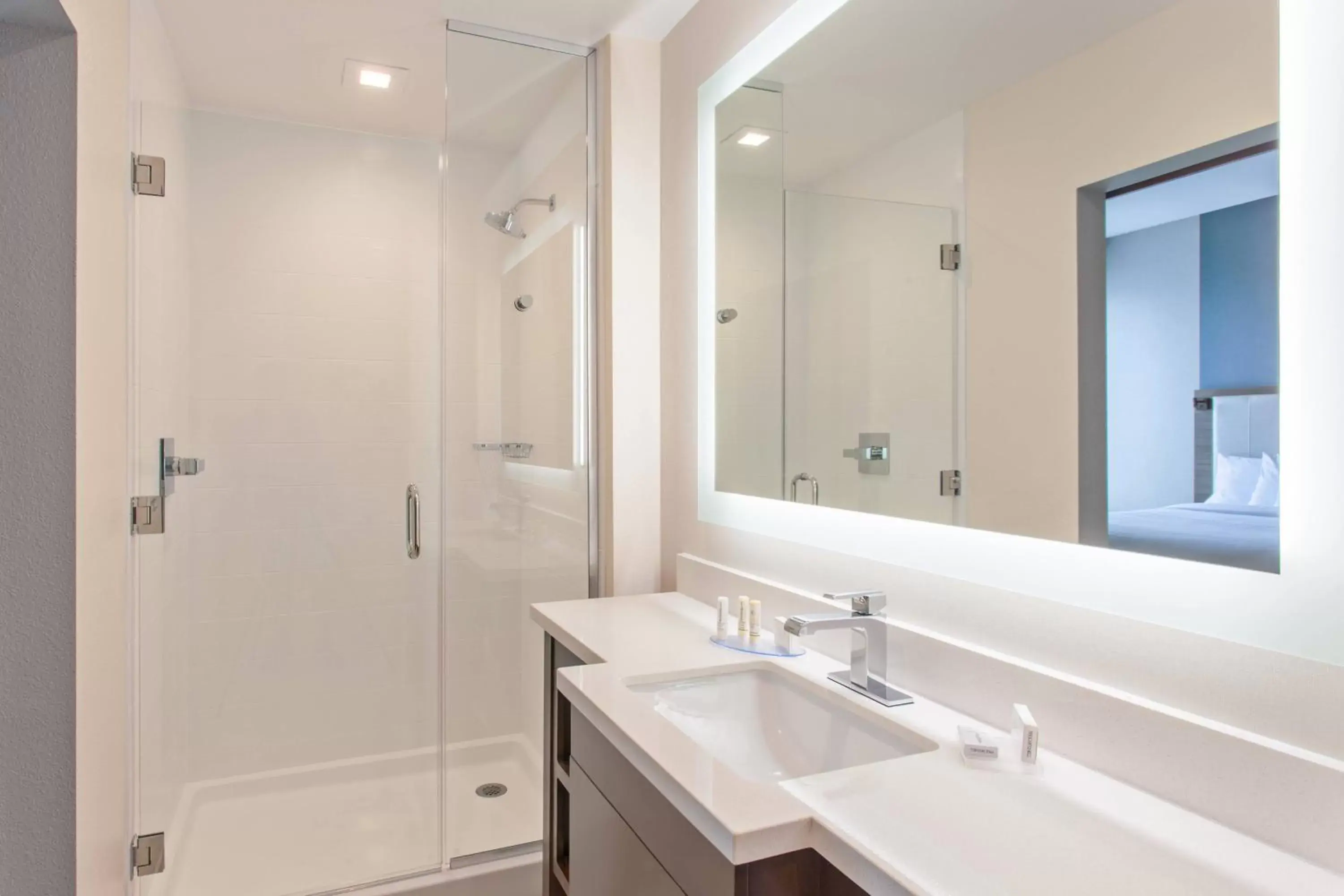 Bathroom in SpringHill Suites by Marriott Huntington Beach Orange County