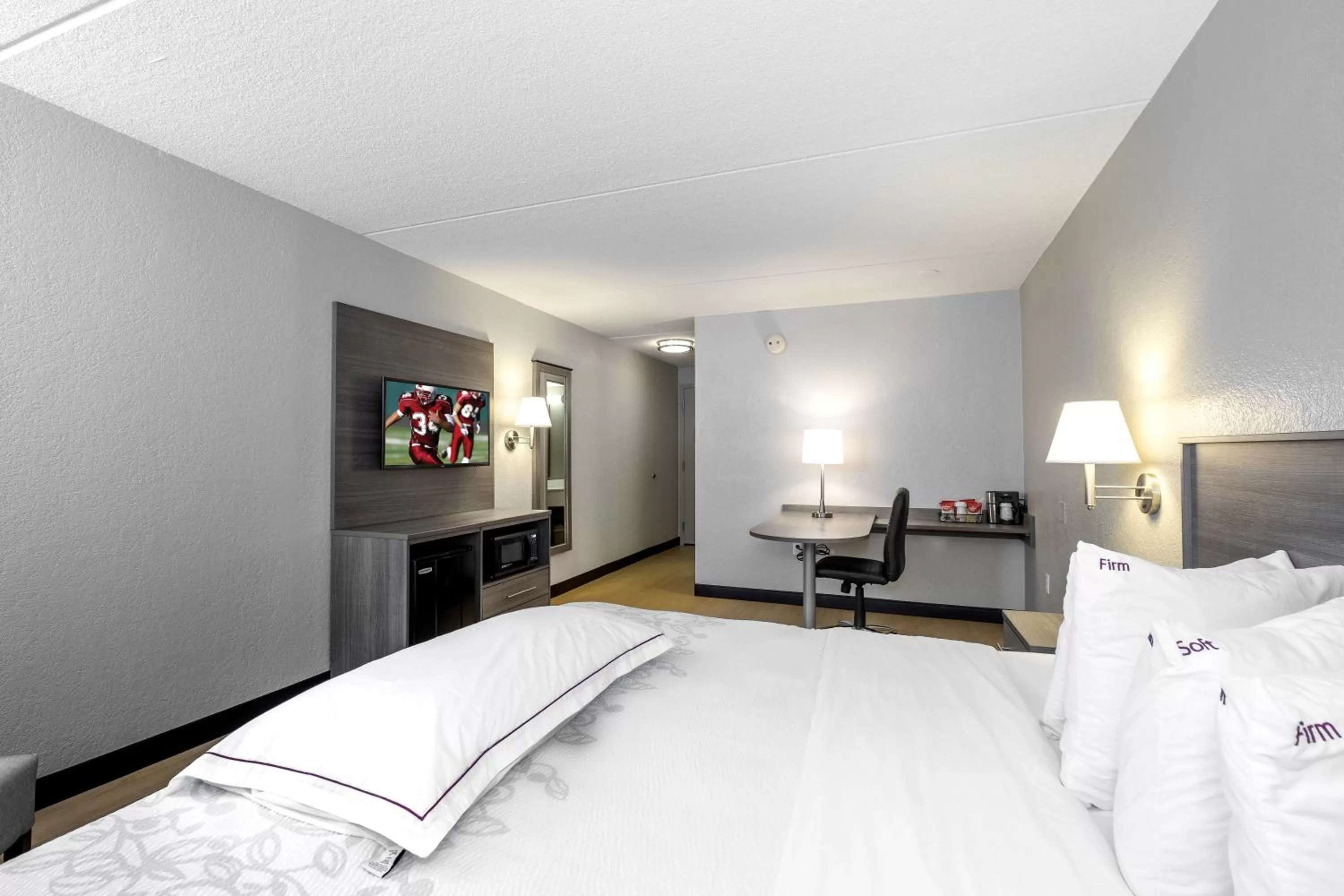 Photo of the whole room, Bed in Red Roof Inn PLUS Boston - Mansfield - Foxboro