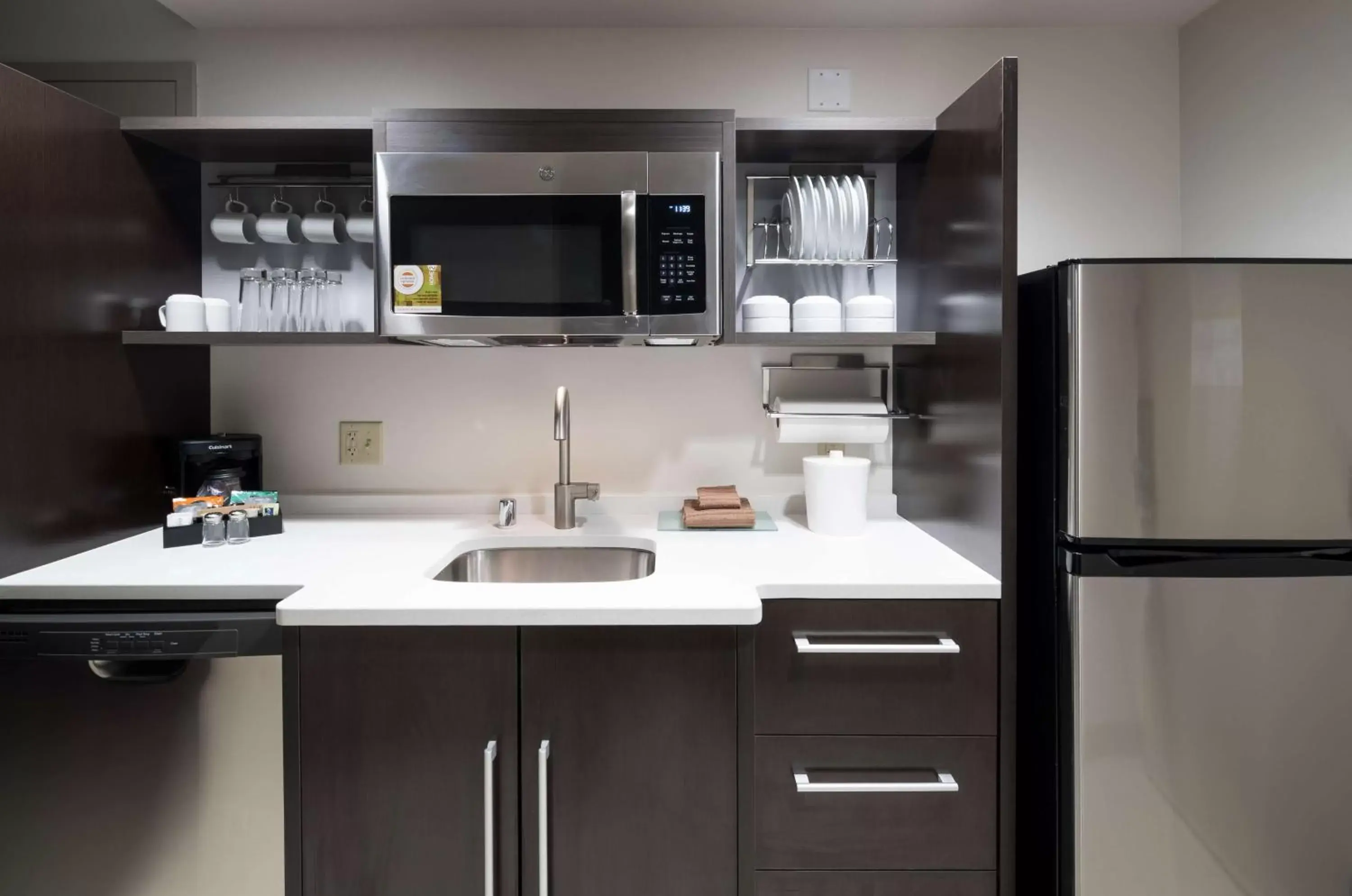 Kitchen or kitchenette, Kitchen/Kitchenette in Home2 Suites By Hilton Fort Worth Cultural District, Tx