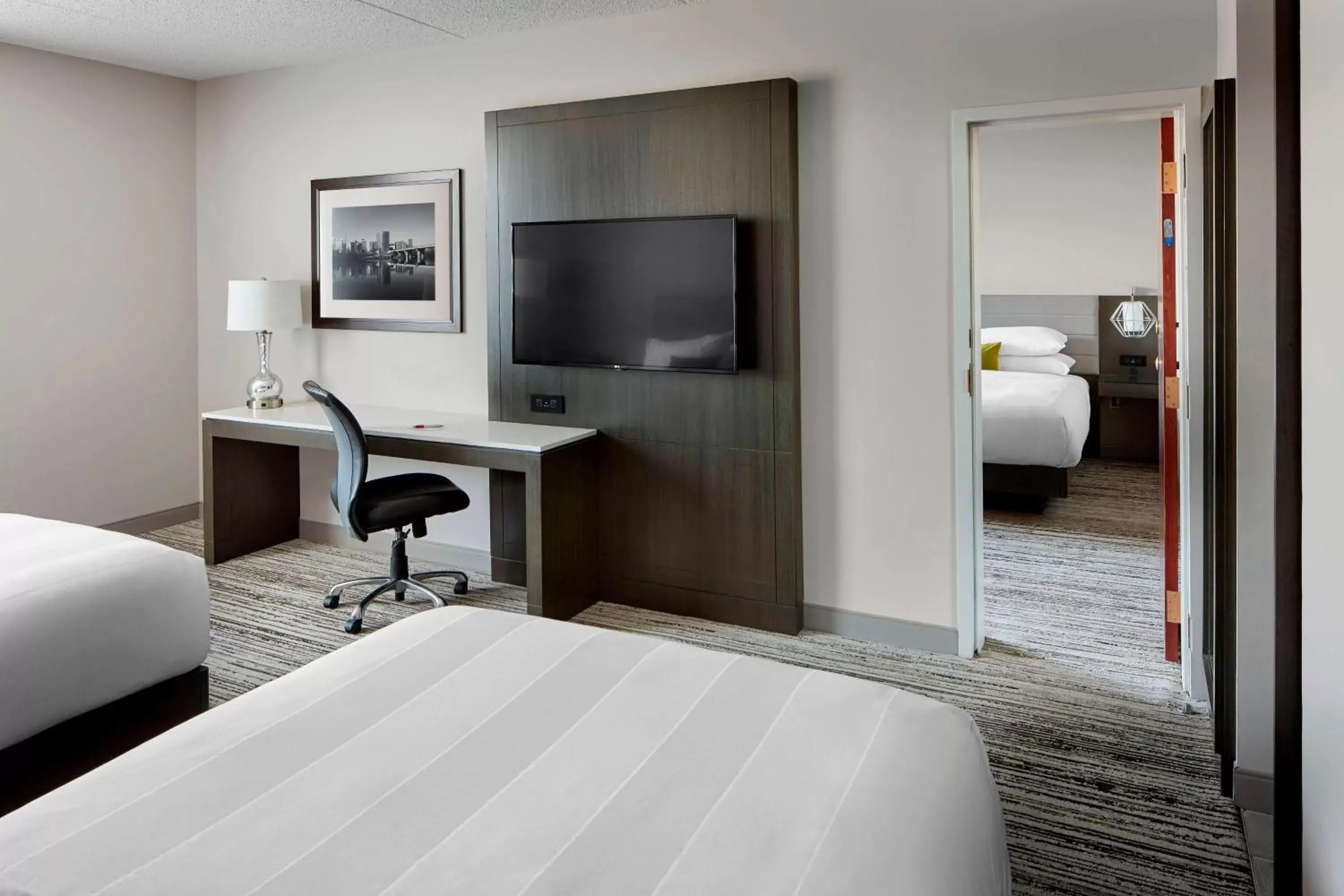 Photo of the whole room, Bed in Marriott Hartford/Windsor Airport