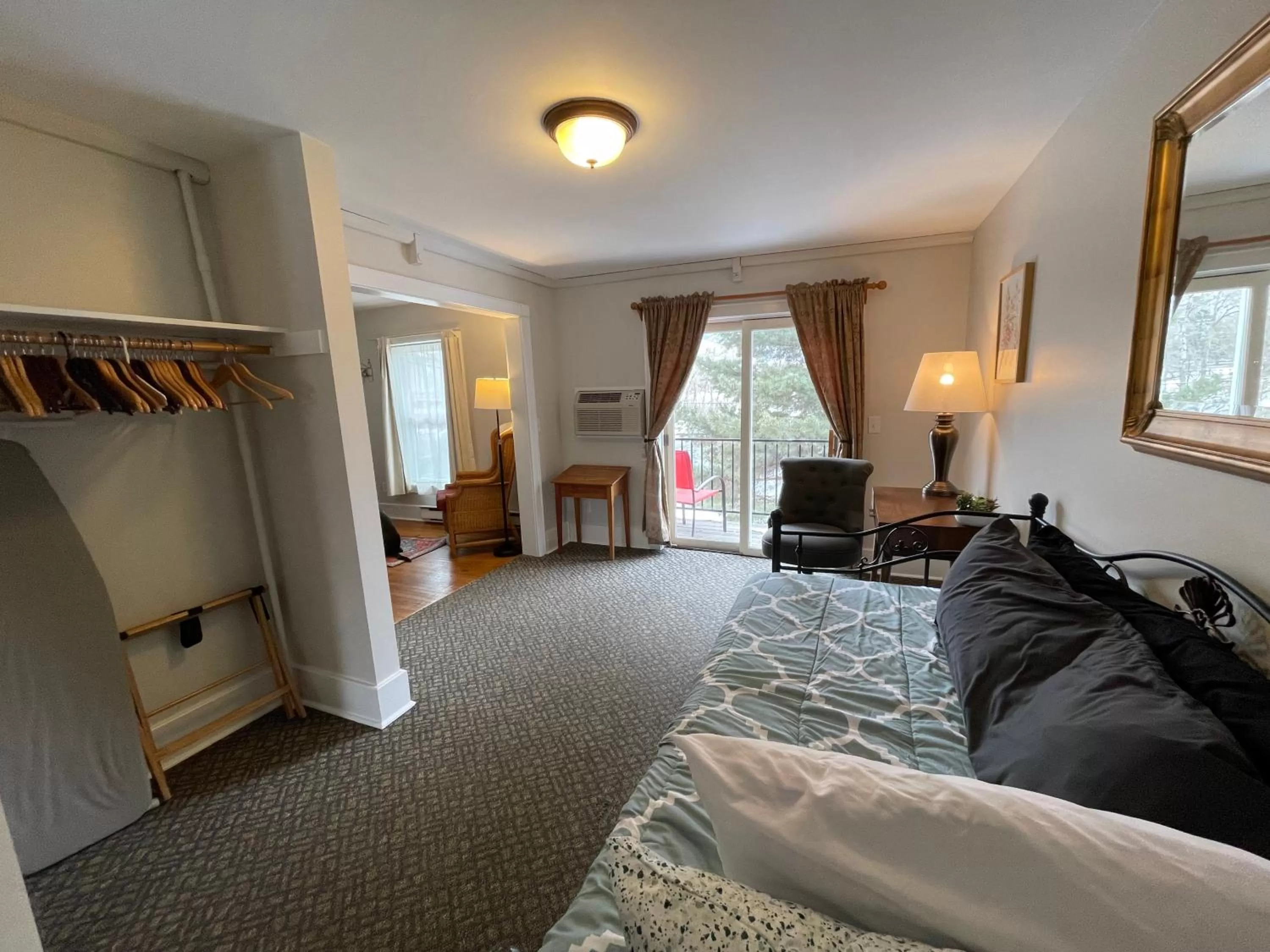 Bed, Seating Area in Goldsmith's River Front Inn