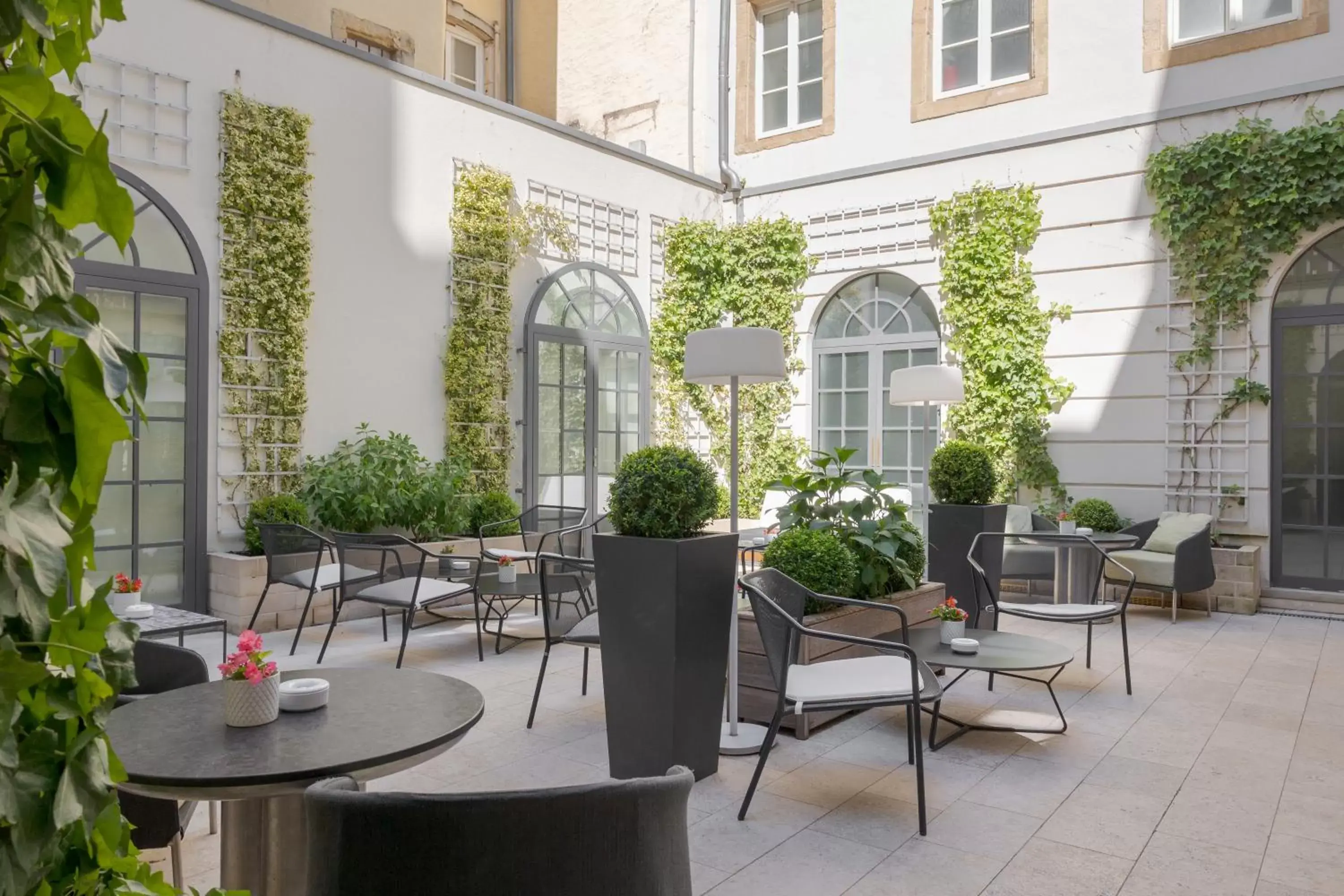 Patio in Hotel Le Place d'Armes