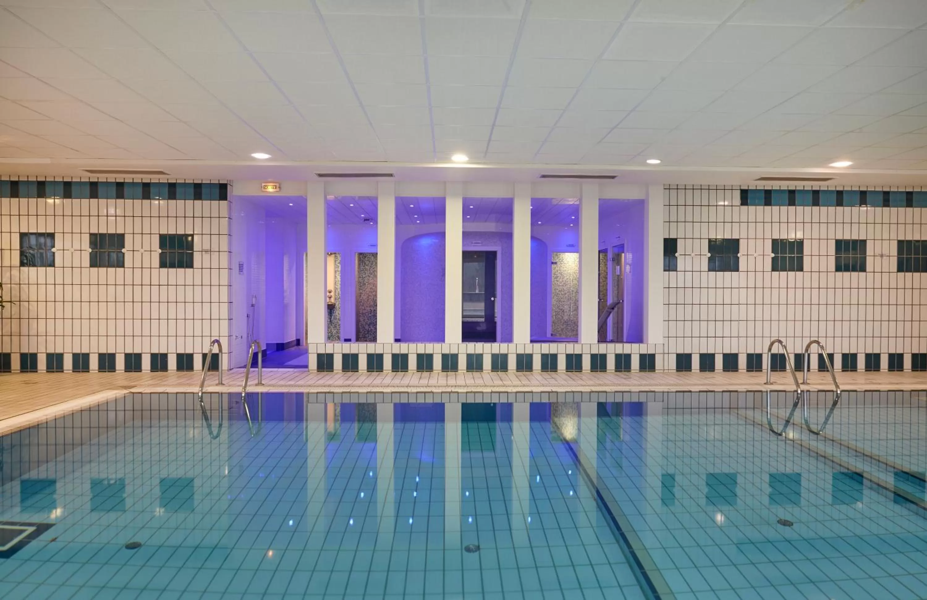 Swimming pool in Hôtel Spa Du Béryl