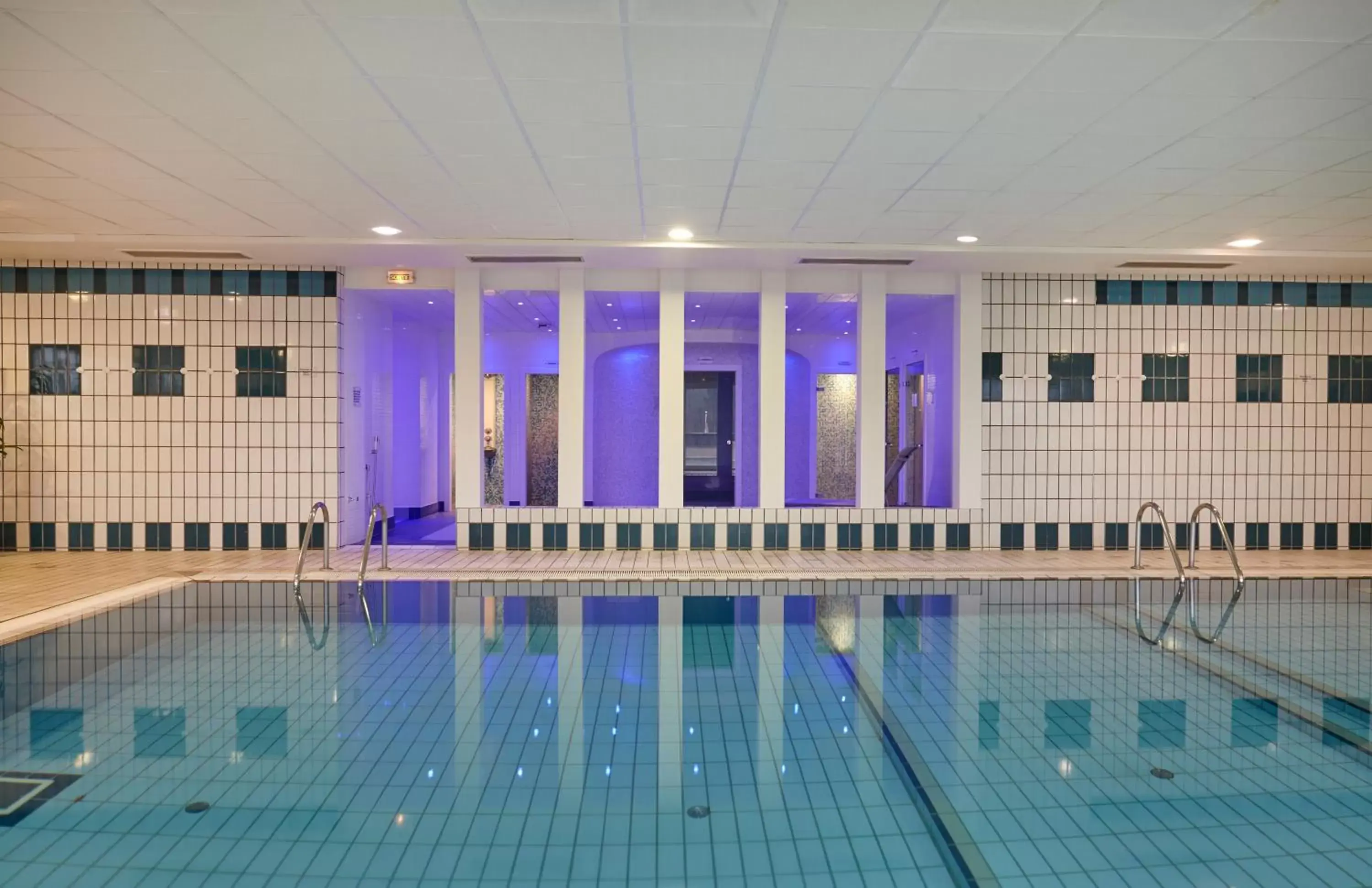 Swimming Pool in Hôtel Spa Du Béryl