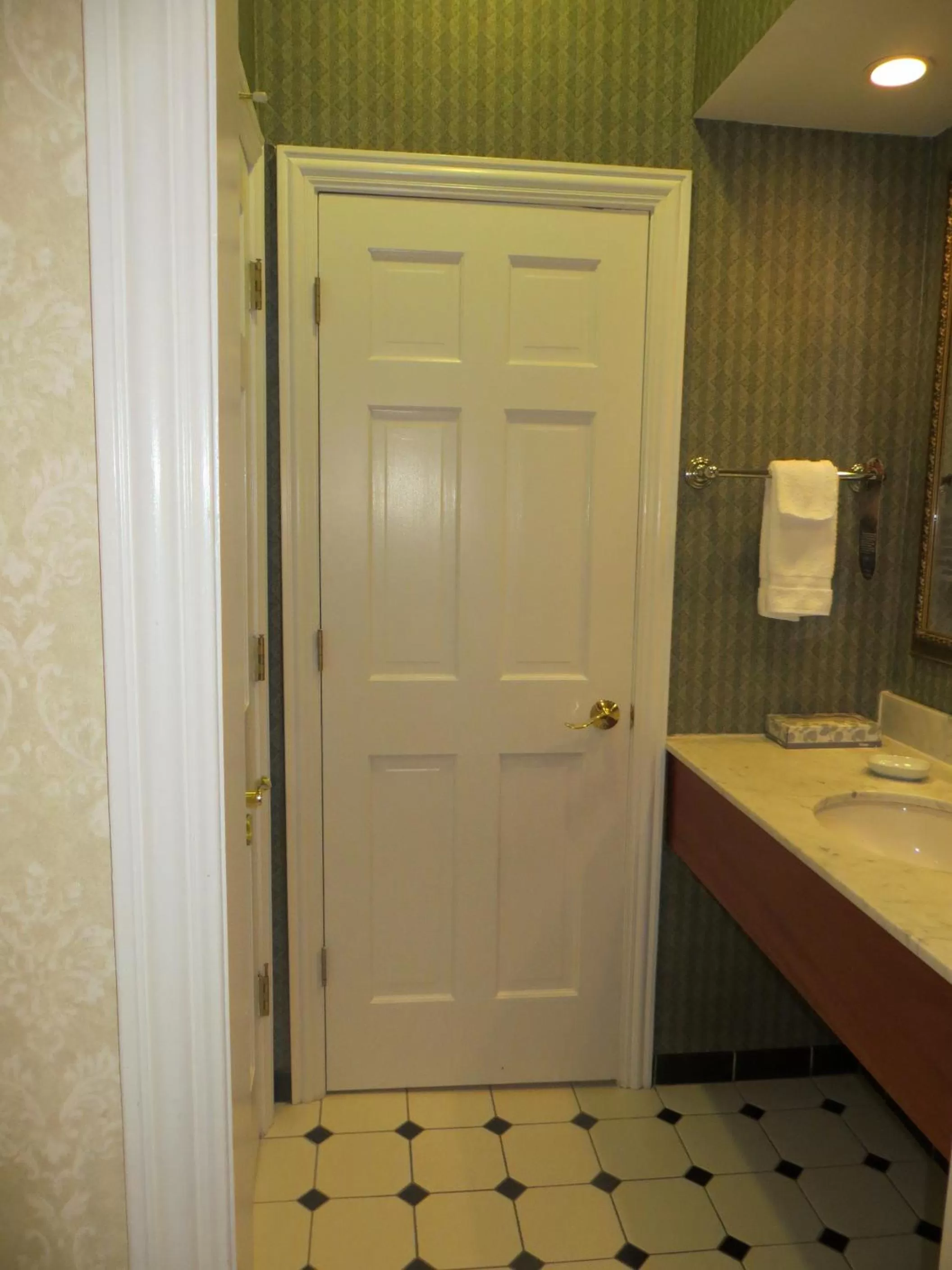 Bathroom in Carleton of Oak Park