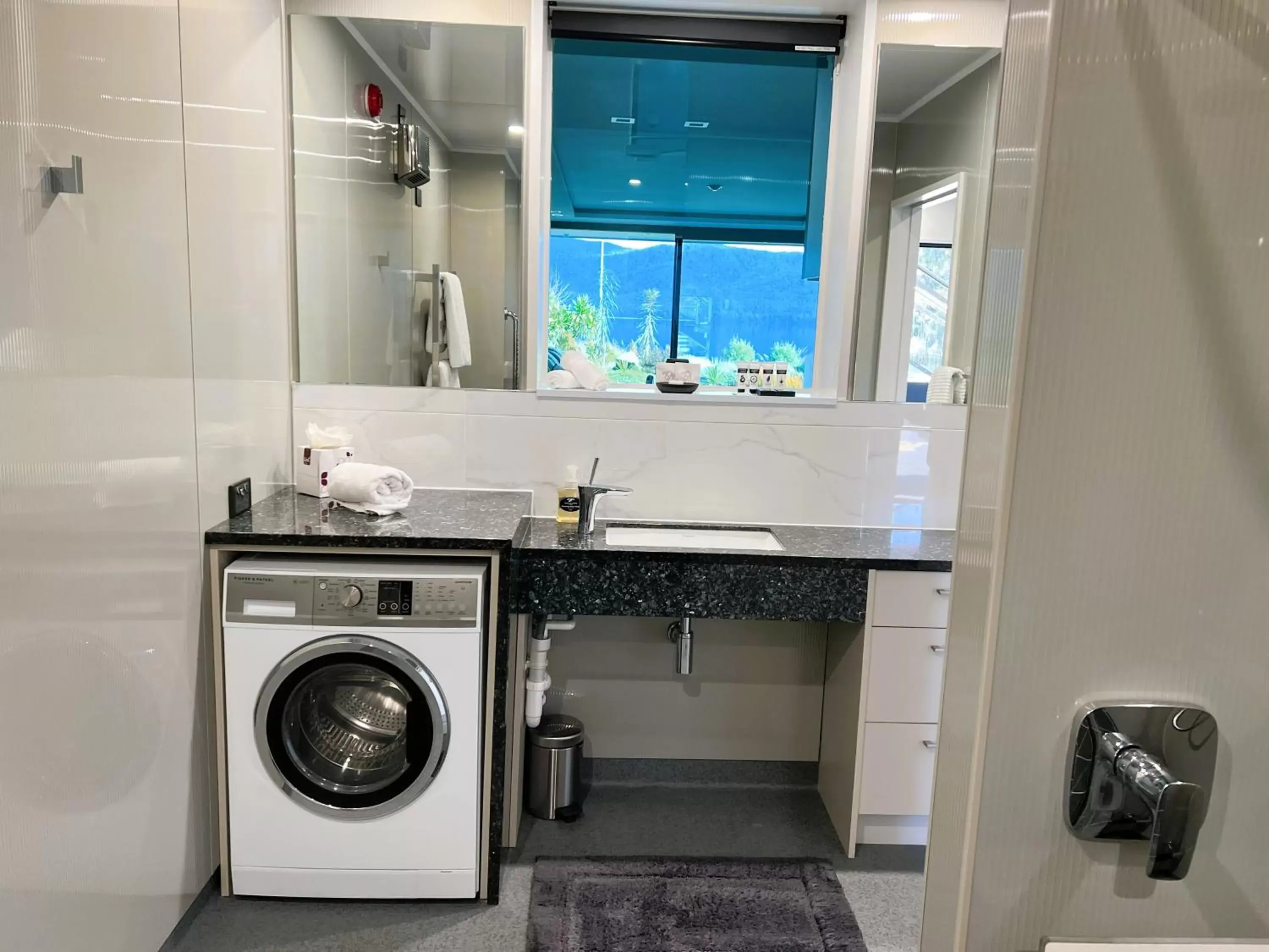 Bathroom in Fiordland Lakeview Motel and Apartments