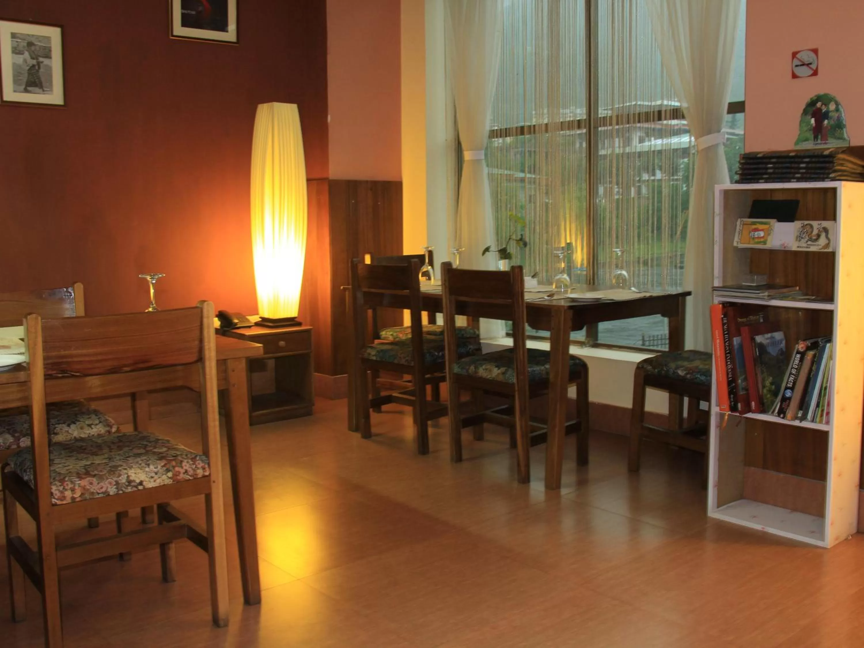 Restaurant/places to eat in Khamsum Inn