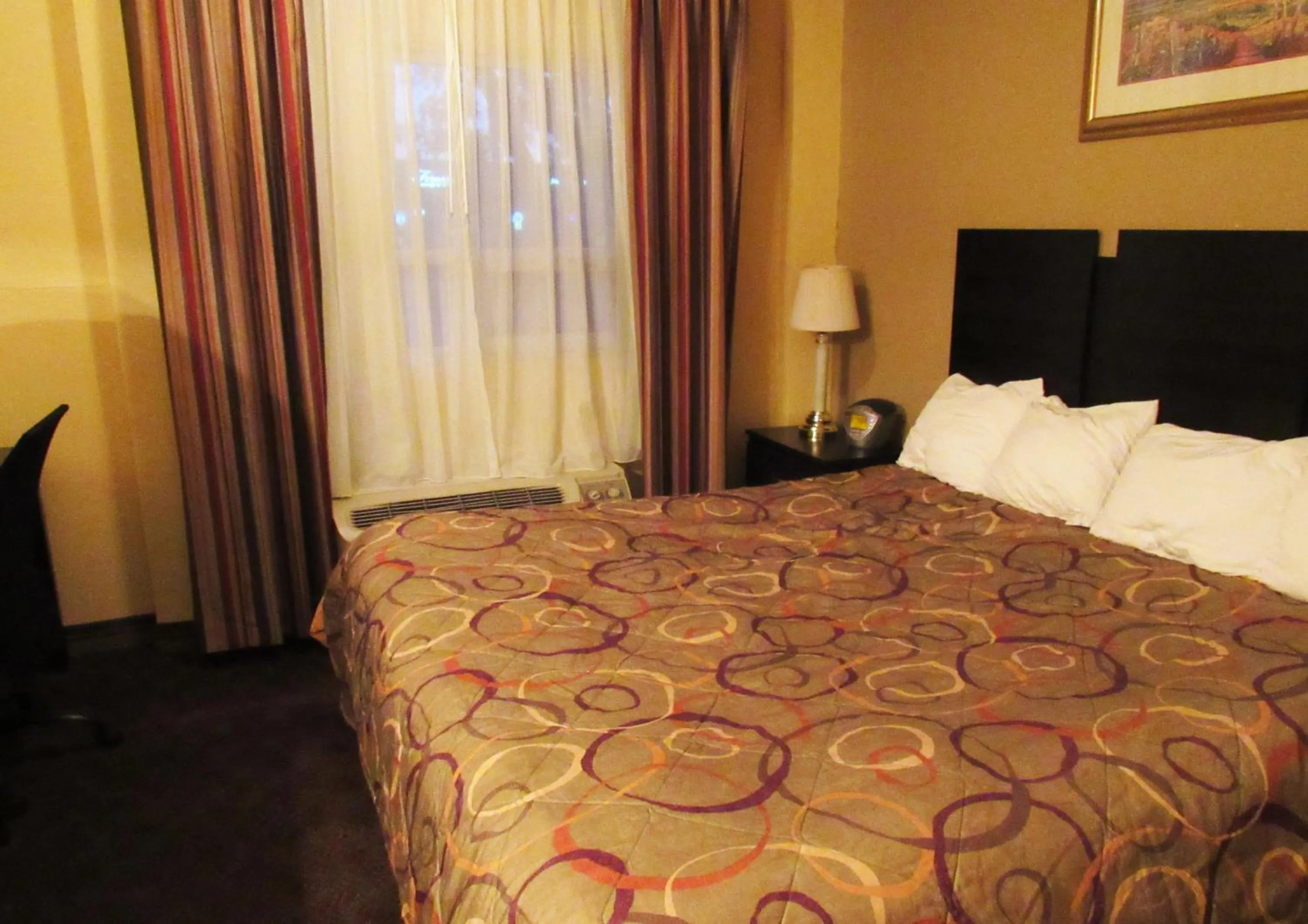 Bed in RedRock Inn Sioux Falls