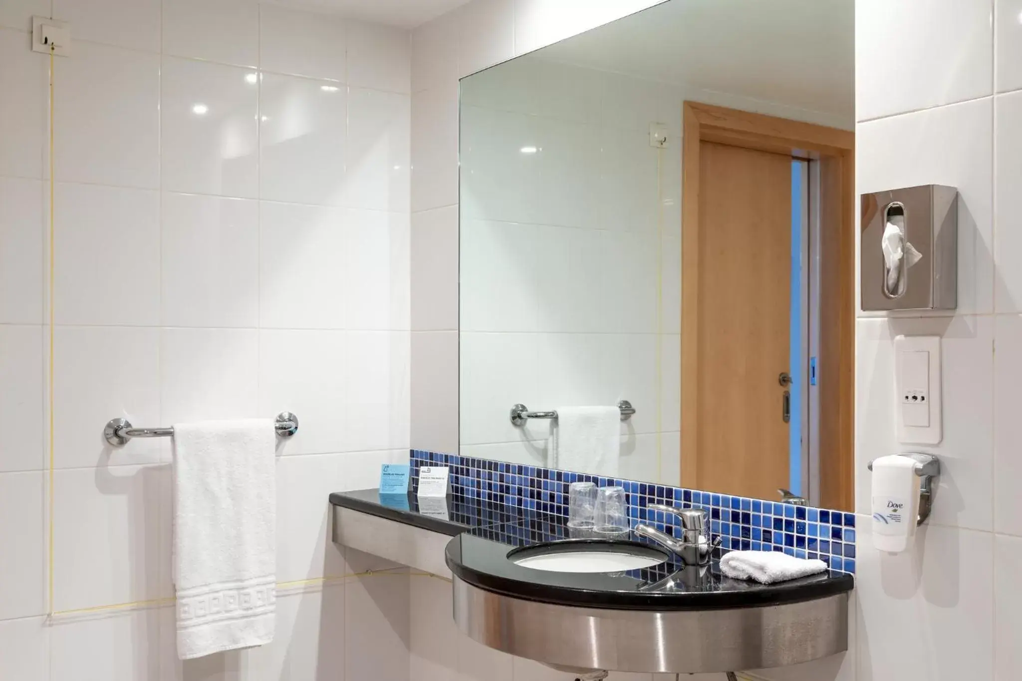 Photo of the whole room, Bathroom in Holiday Inn Express Lisbon-Oeiras, an IHG Hotel