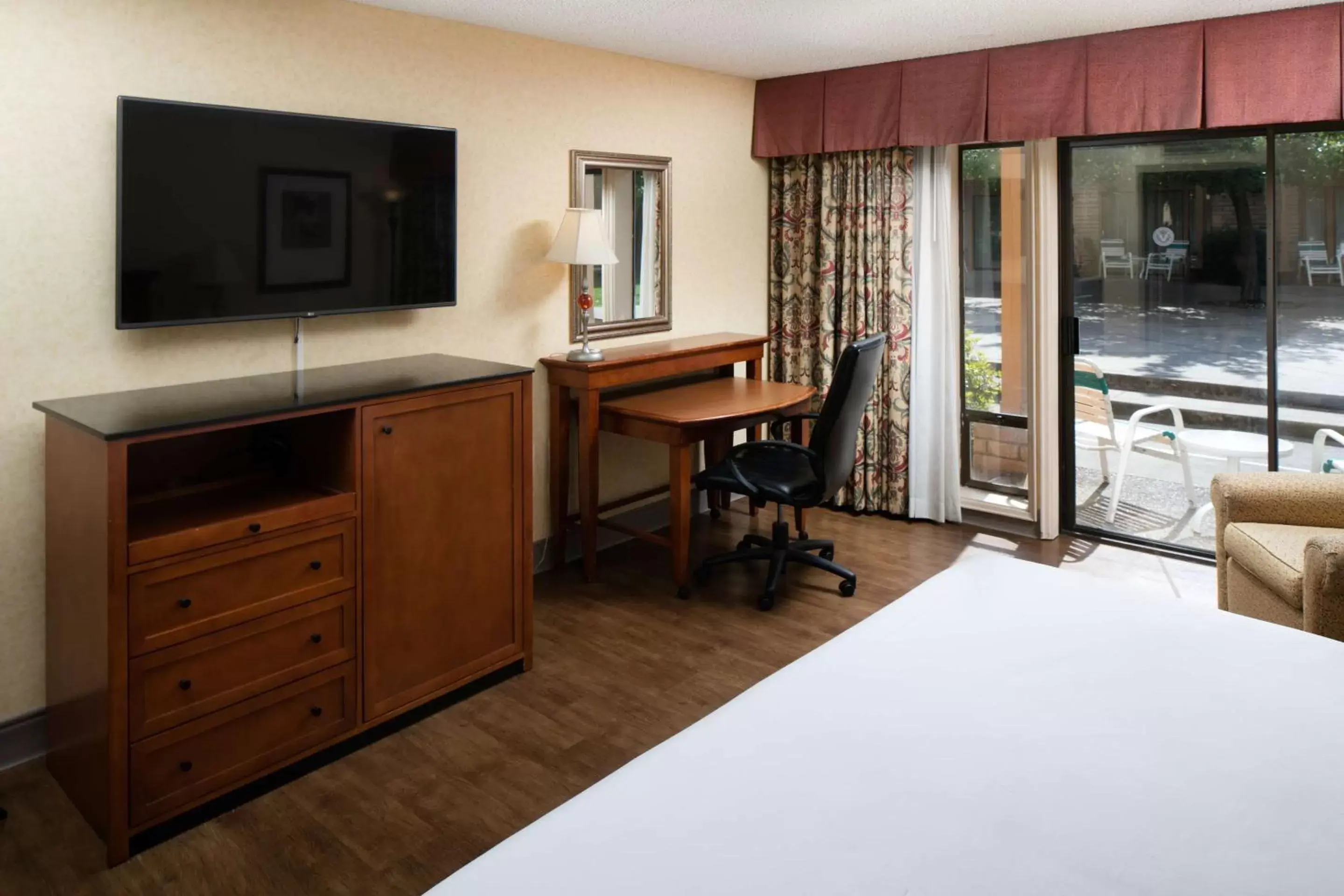 Bedroom, TV/Entertainment Center in Red Lion Hotel Redding