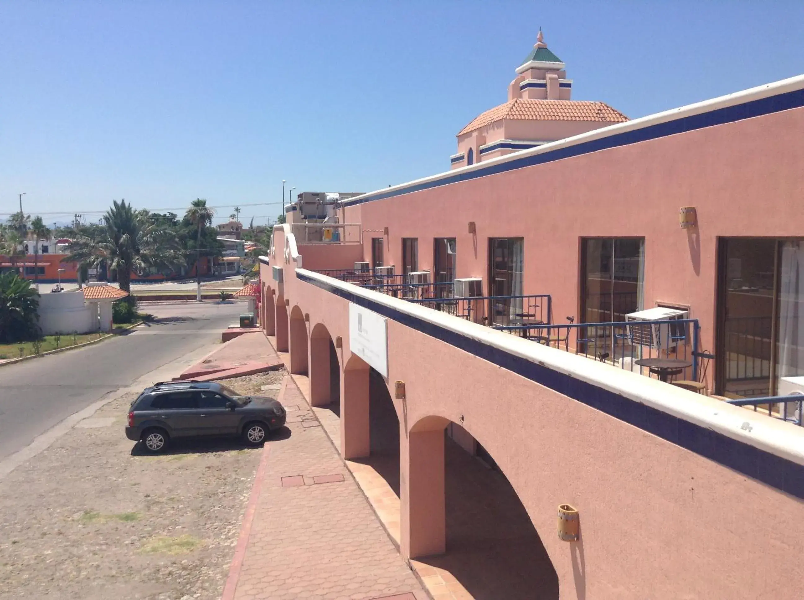 Property building in Los Jitos Hotel & Suites