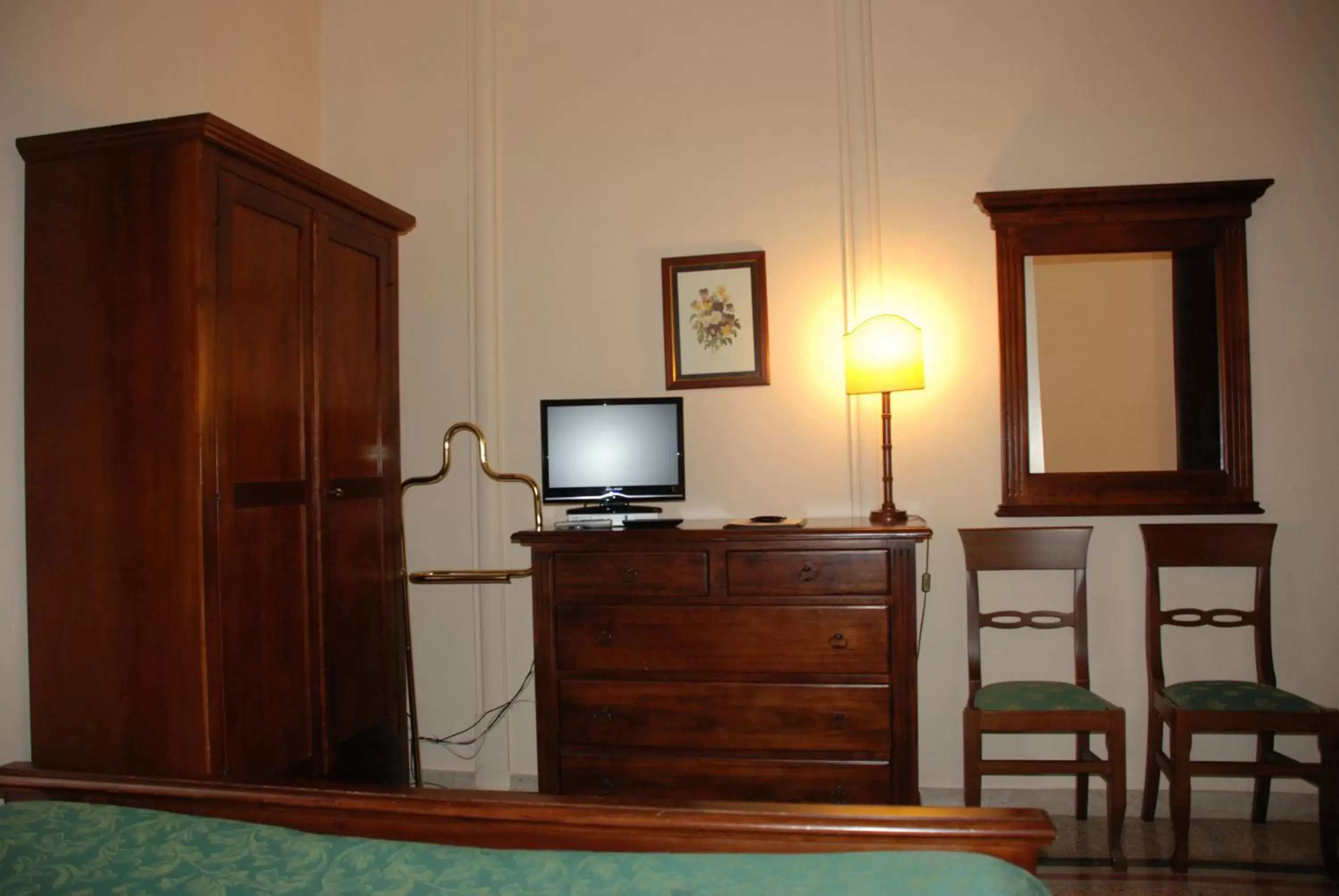 Photo of the whole room, TV/Entertainment Center in Hotel del Centro