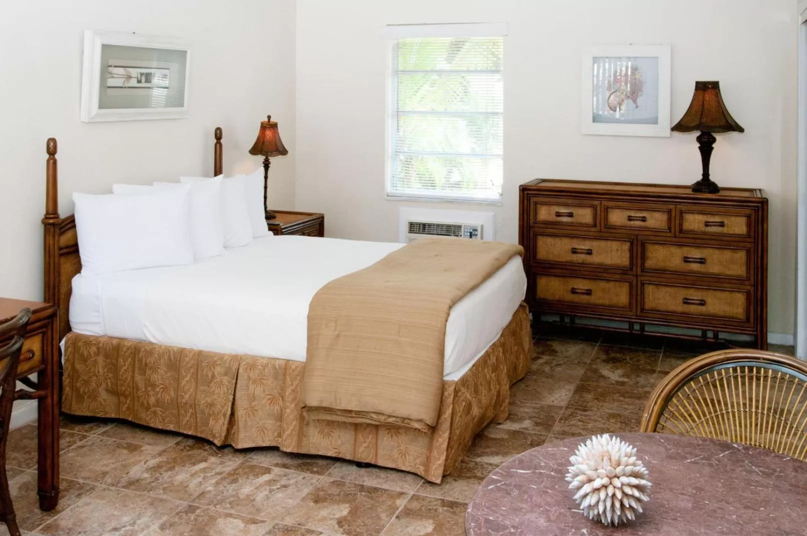 Photo of the whole room, Bed in Ocean Lodge