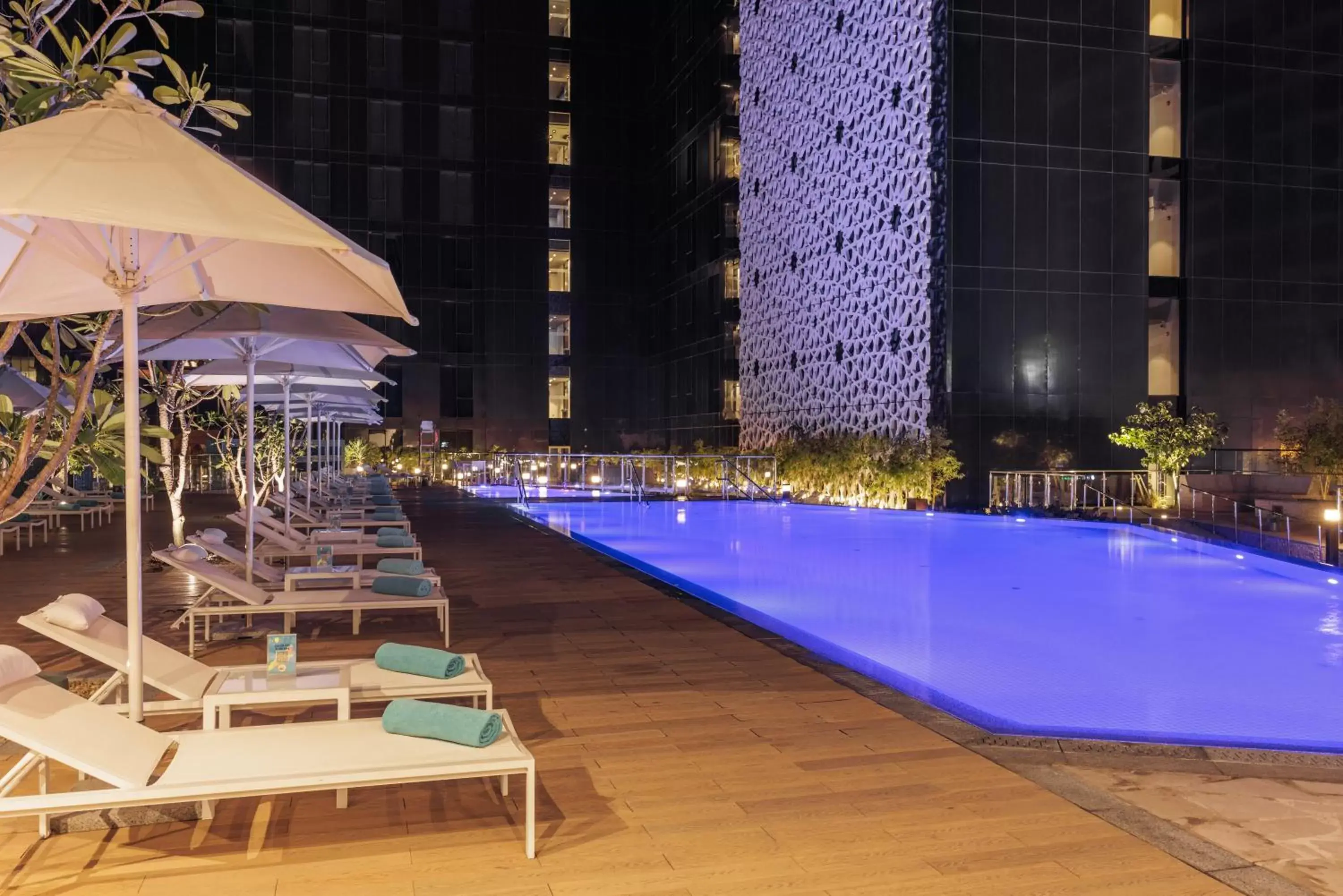 Pool view, Swimming Pool in Grand Mercure Dubai