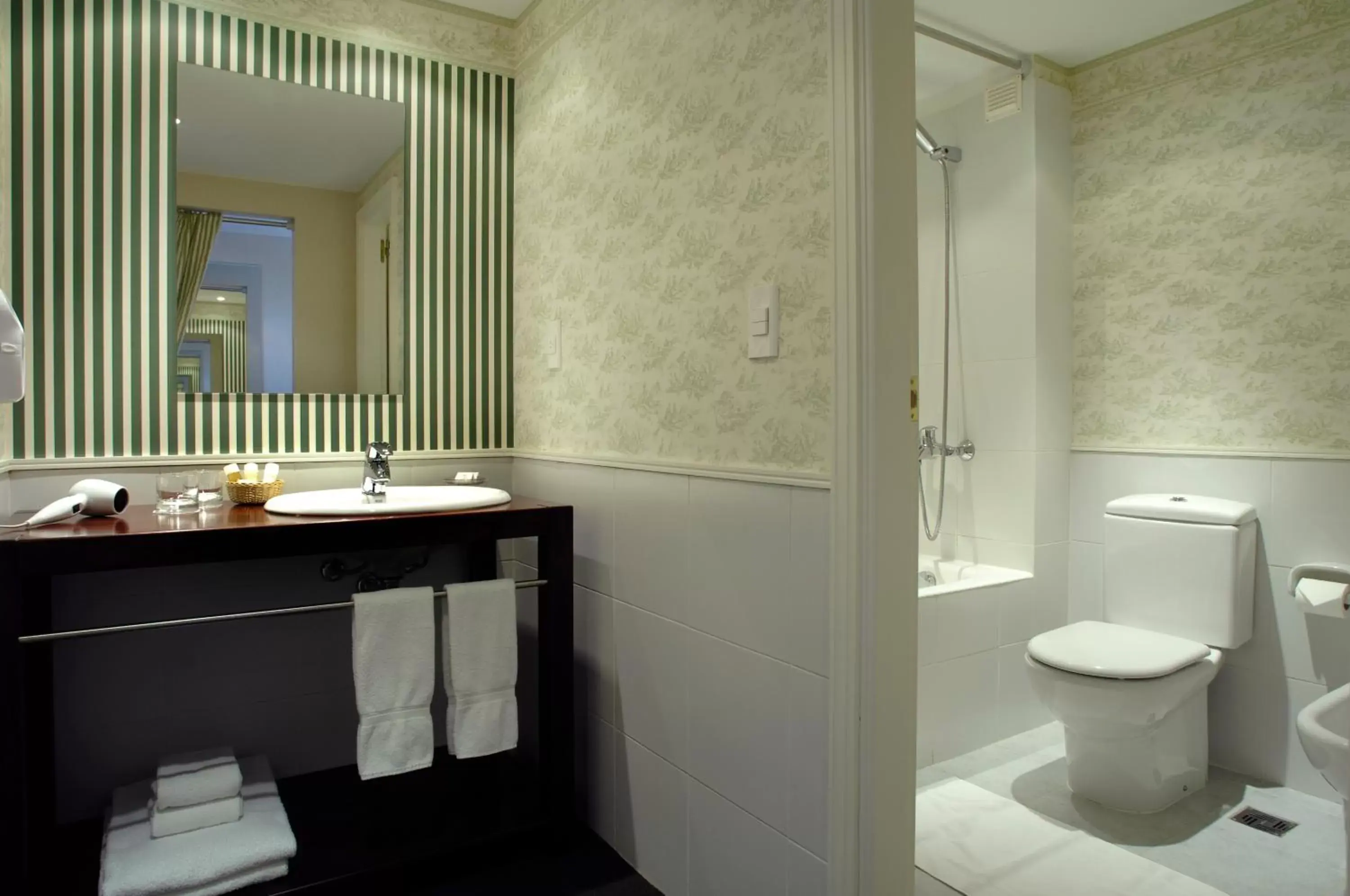 Bathroom in Los Acebos Ushuaia Hotel