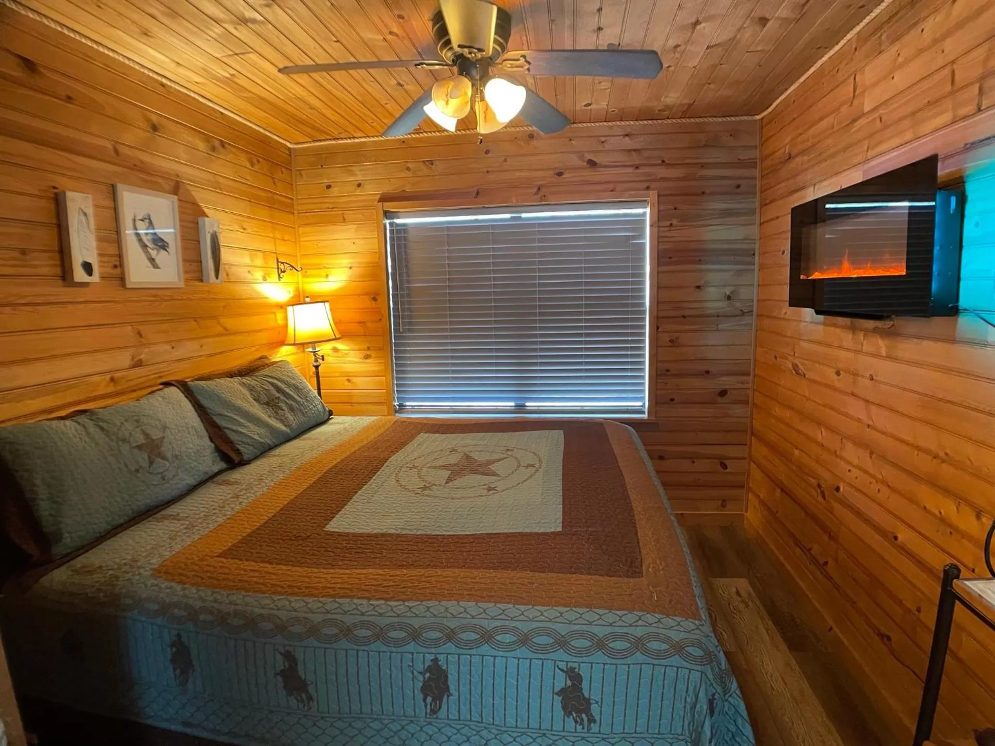 Bedroom, Bed in Walnut Canyon Cabins
