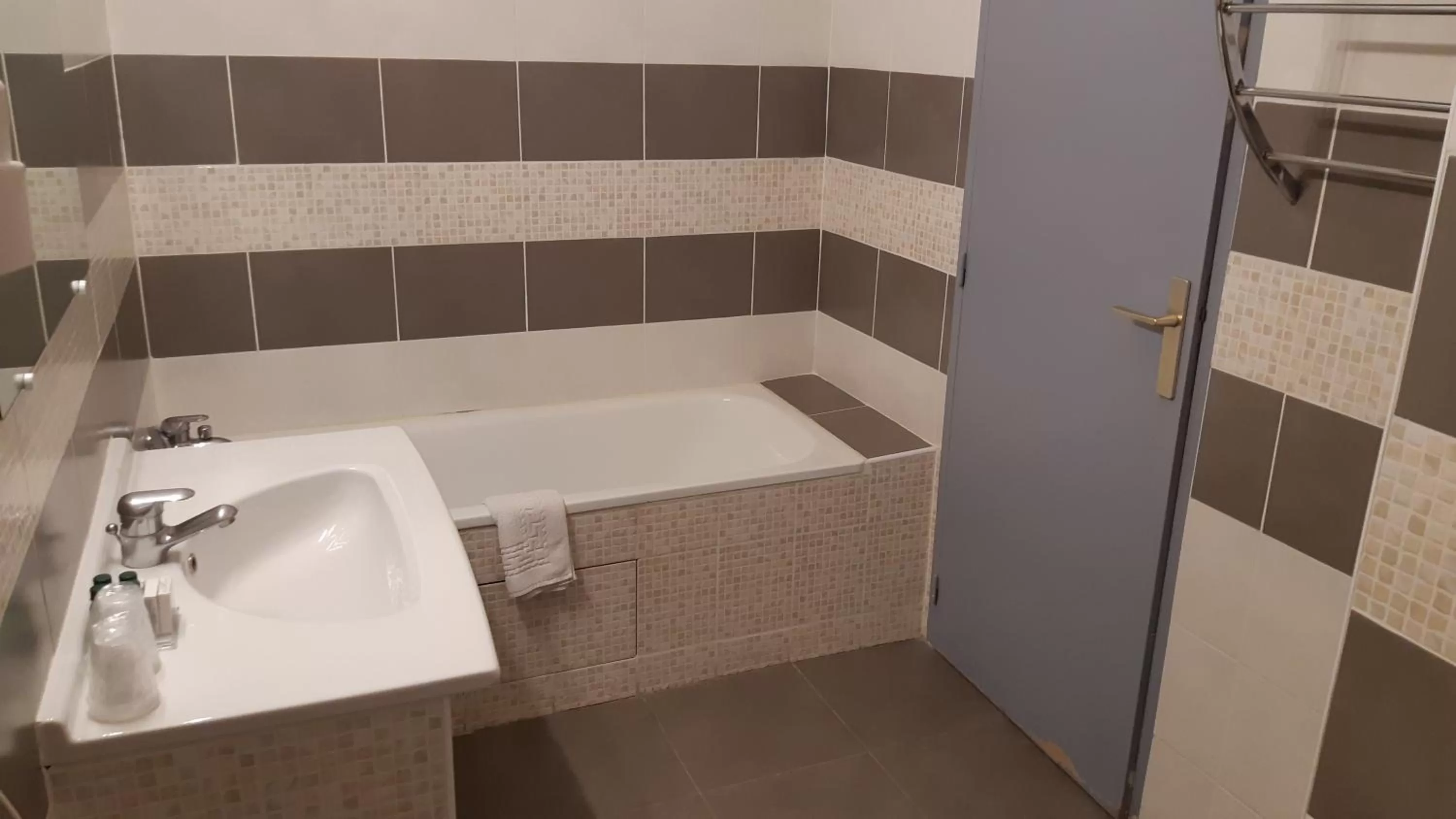 Bathroom in Hôtel Des Arts, Artisanal et Indépendant