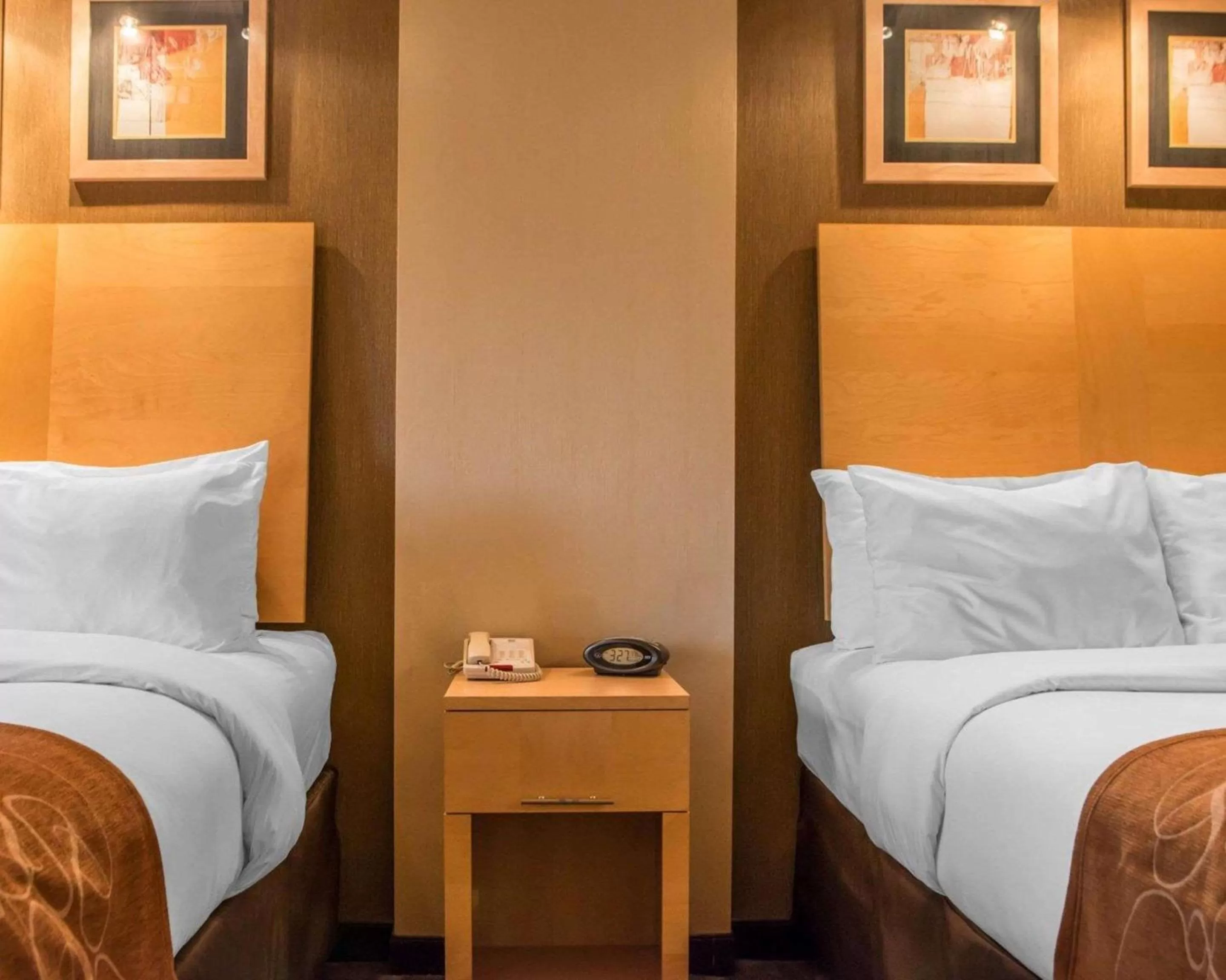 Photo of the whole room, Bed in Comfort Suites Monroeville - Pittsburgh East