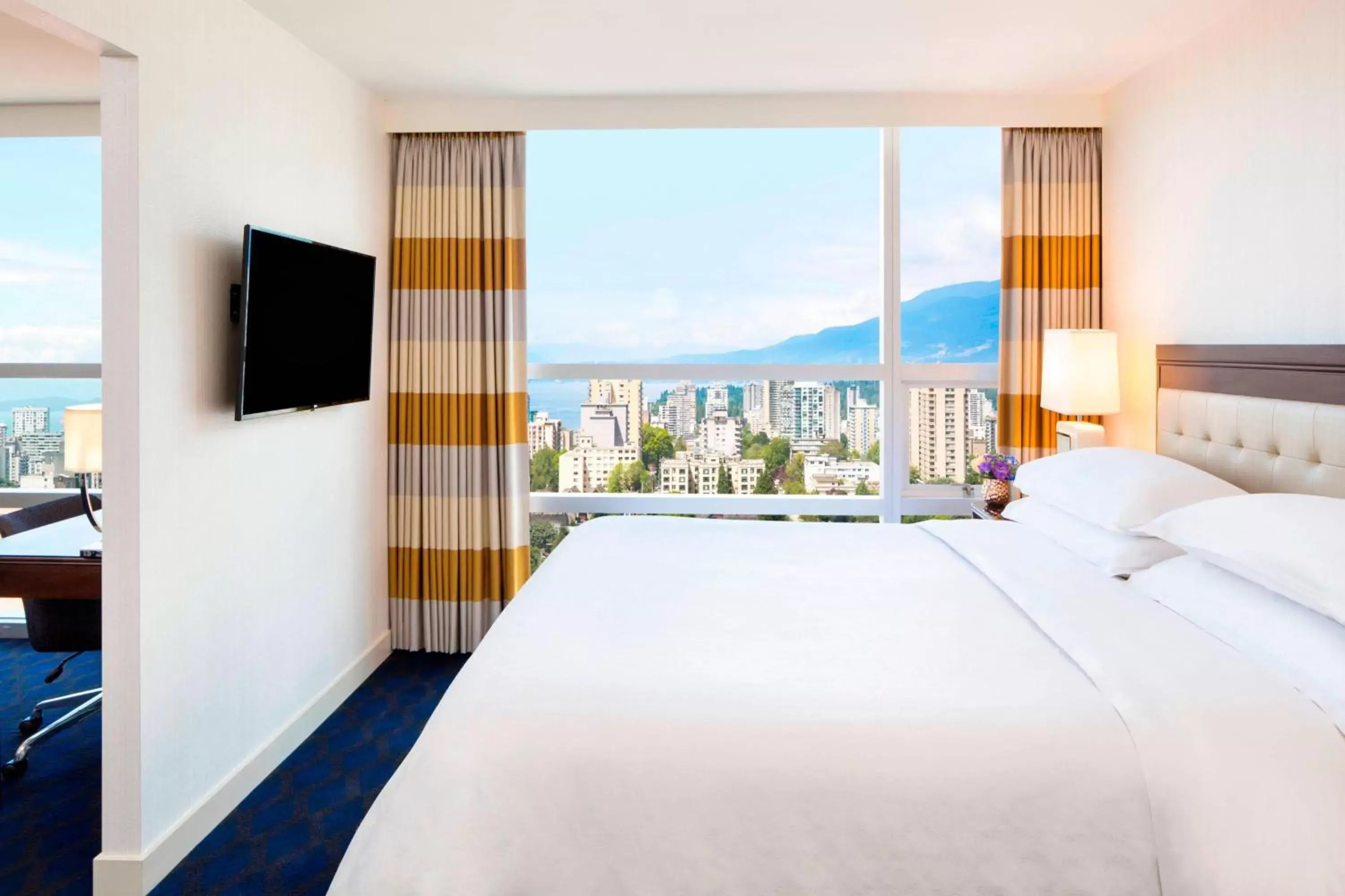 Bedroom, Bed in Sheraton Vancouver Wall Centre