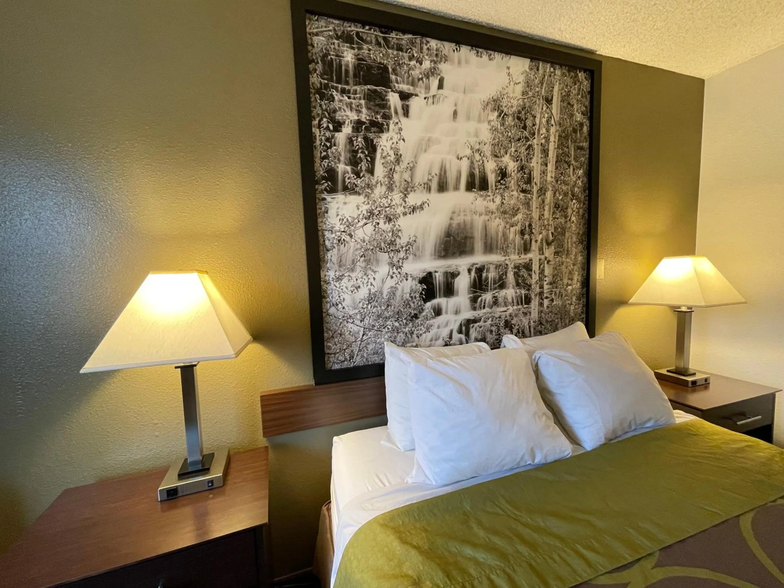 Photo of the whole room, Bed in Studio 1 Hotel & Extended Stay - Missoula