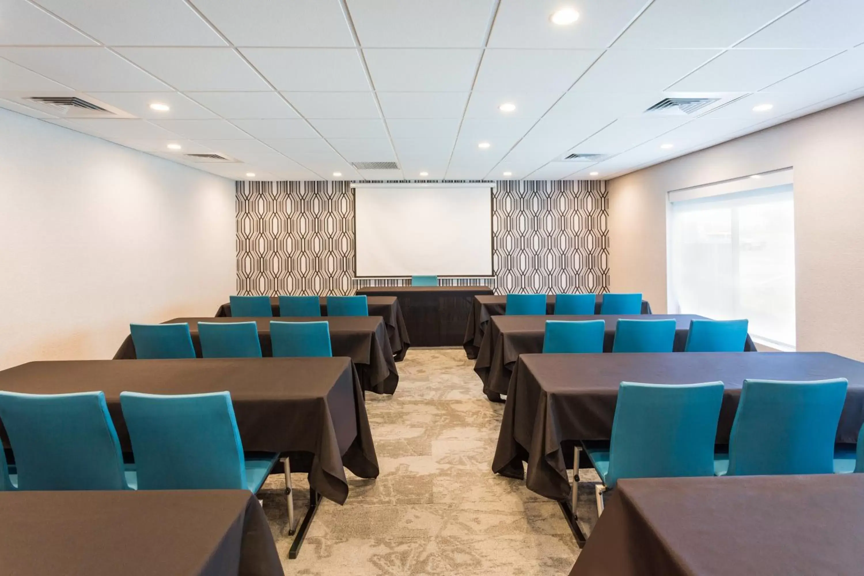 Meeting/conference room in Holiday Inn Express - Lorton, an IHG Hotel