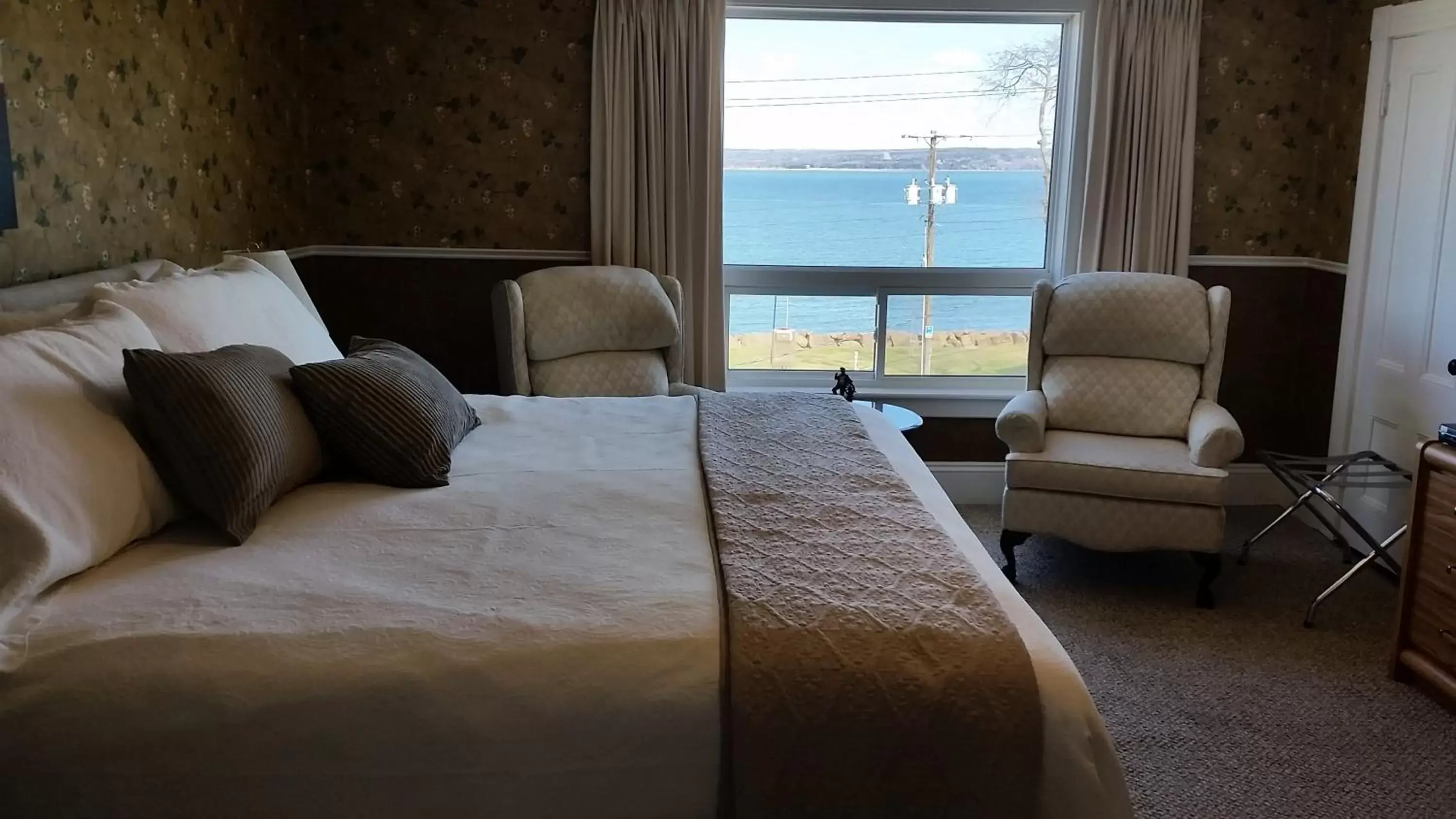 Bedroom in Bayside Inn