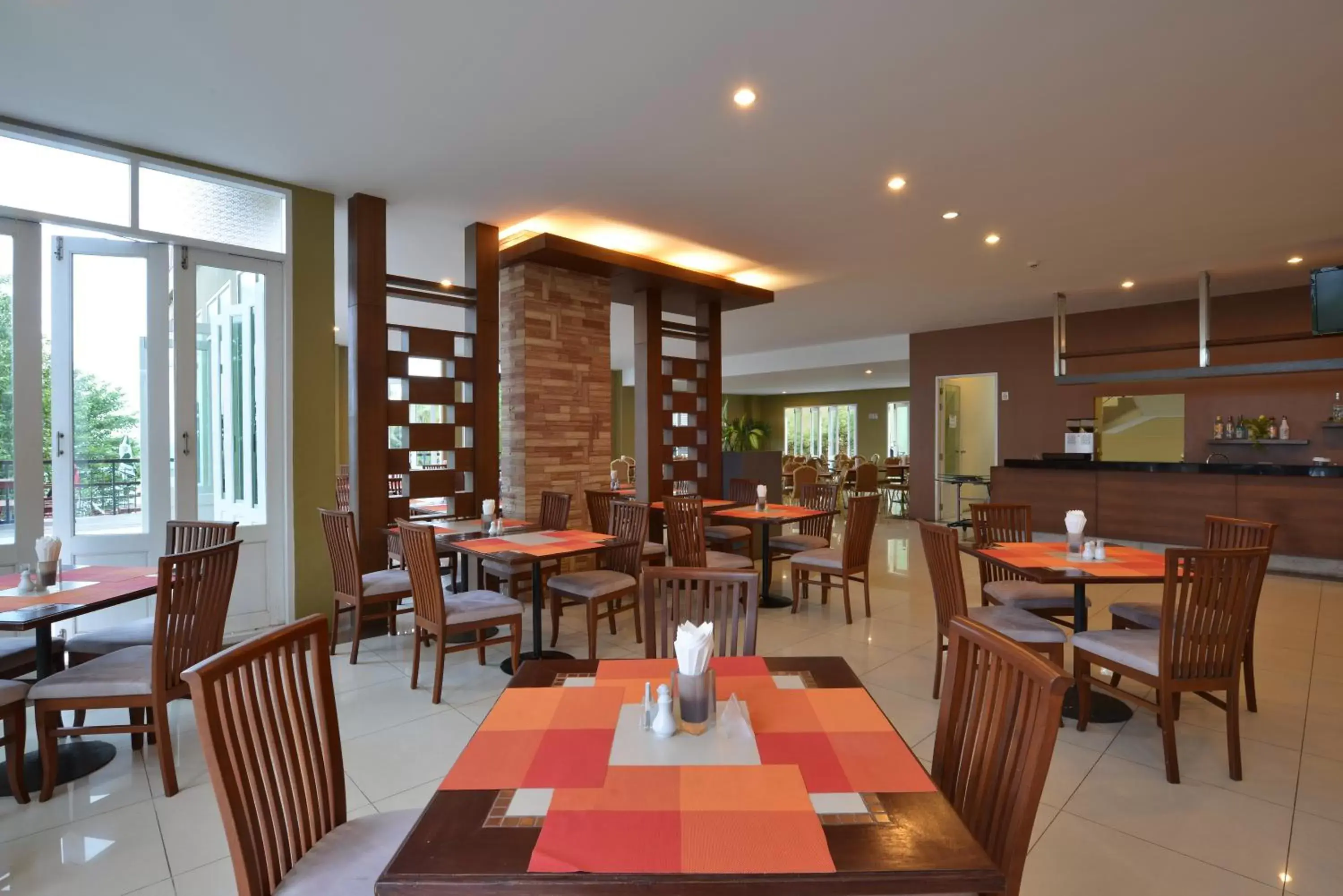 Restaurant/Places to Eat in Royal Phala Cliff Beach Resort