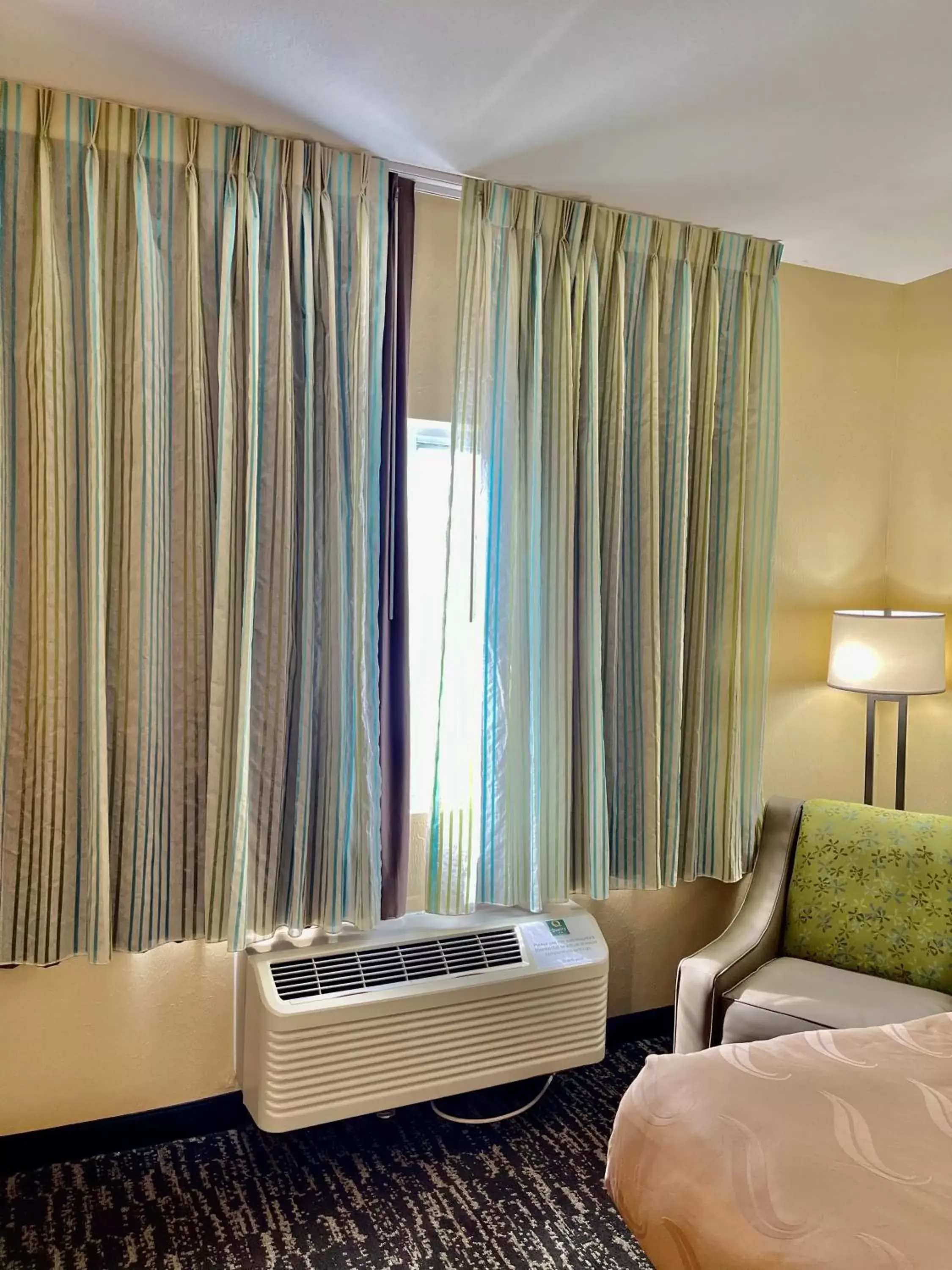 Bed in Quality Inn & Suites Hendersonville - Flat Rock