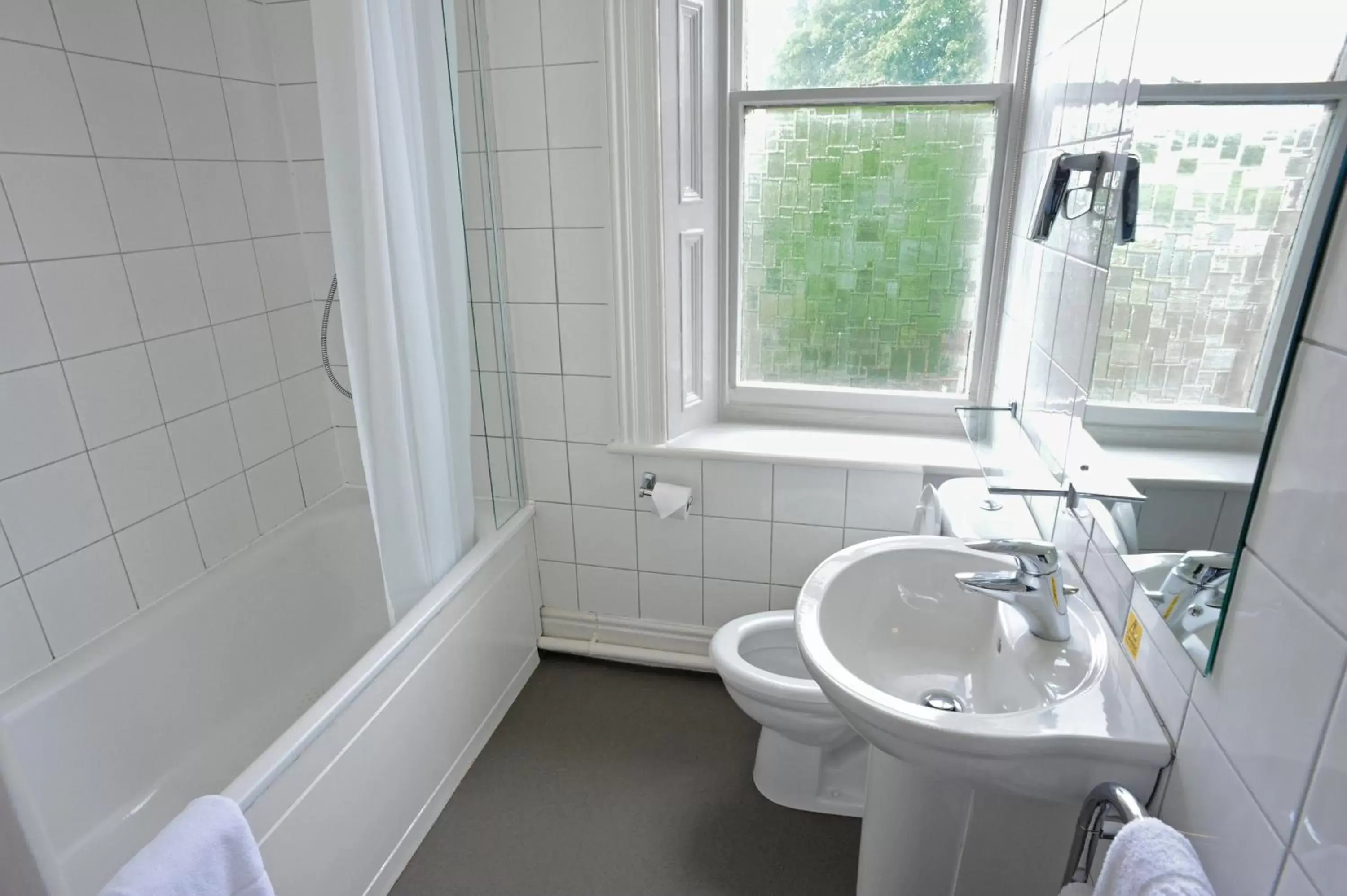 Bathroom in Brentwood Inn by Greene King Inns