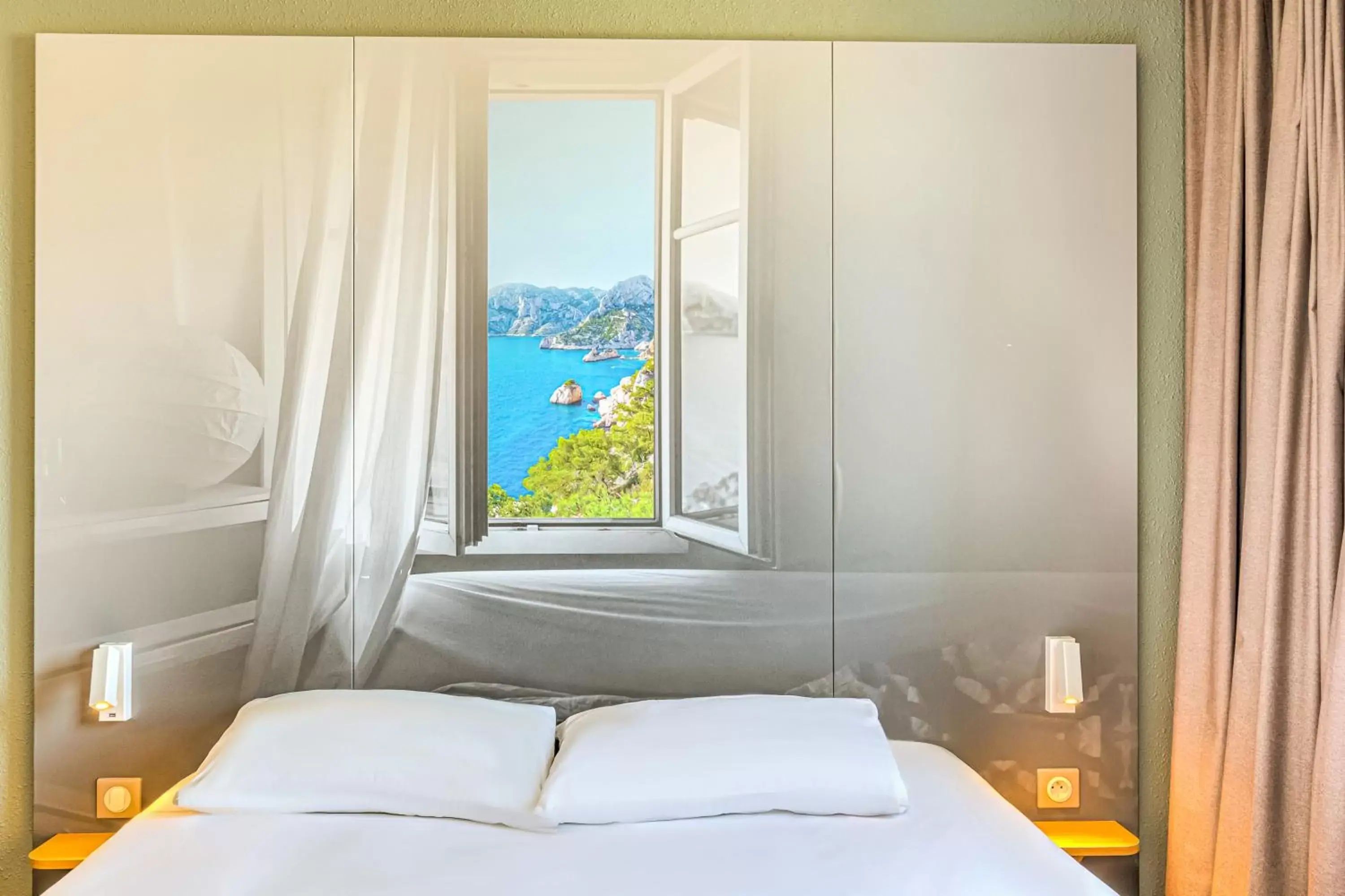 Bedroom, Bed in B&B HOTEL Salon de Provence