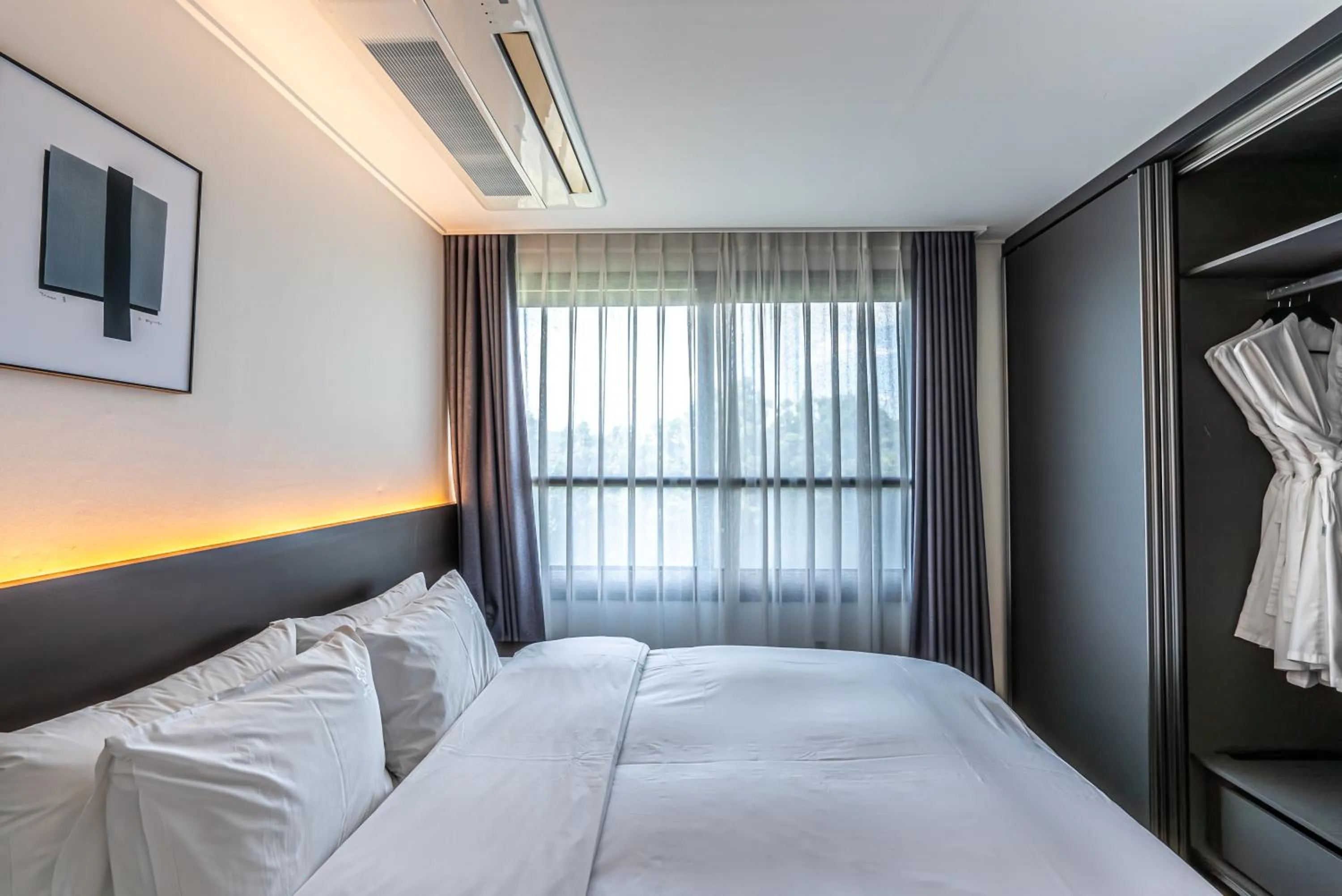 Photo of the whole room, Bed in Hotel The Grang Jungmun