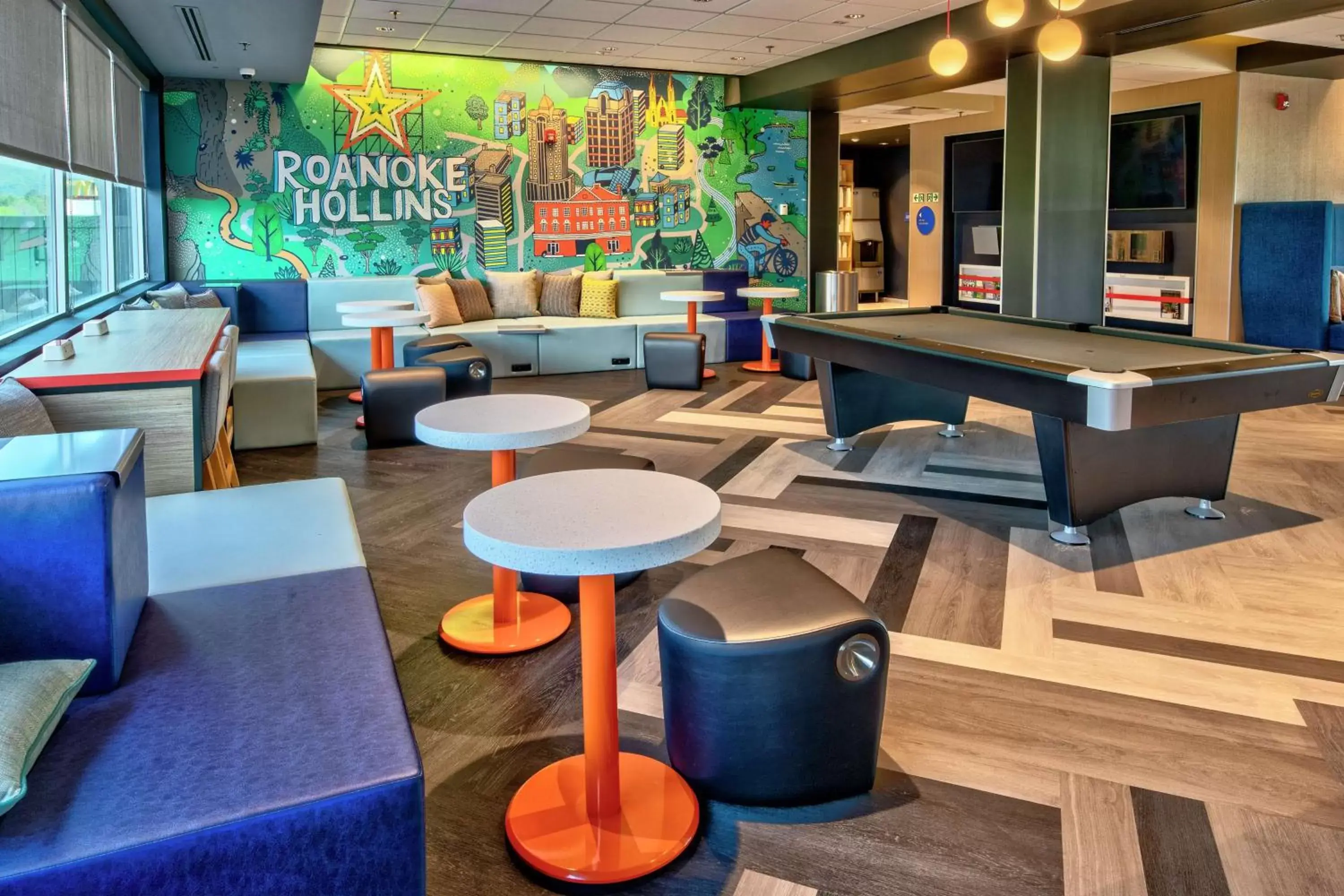 Lobby or reception, Lounge/Bar in Tru By Hilton Roanoke Hollins