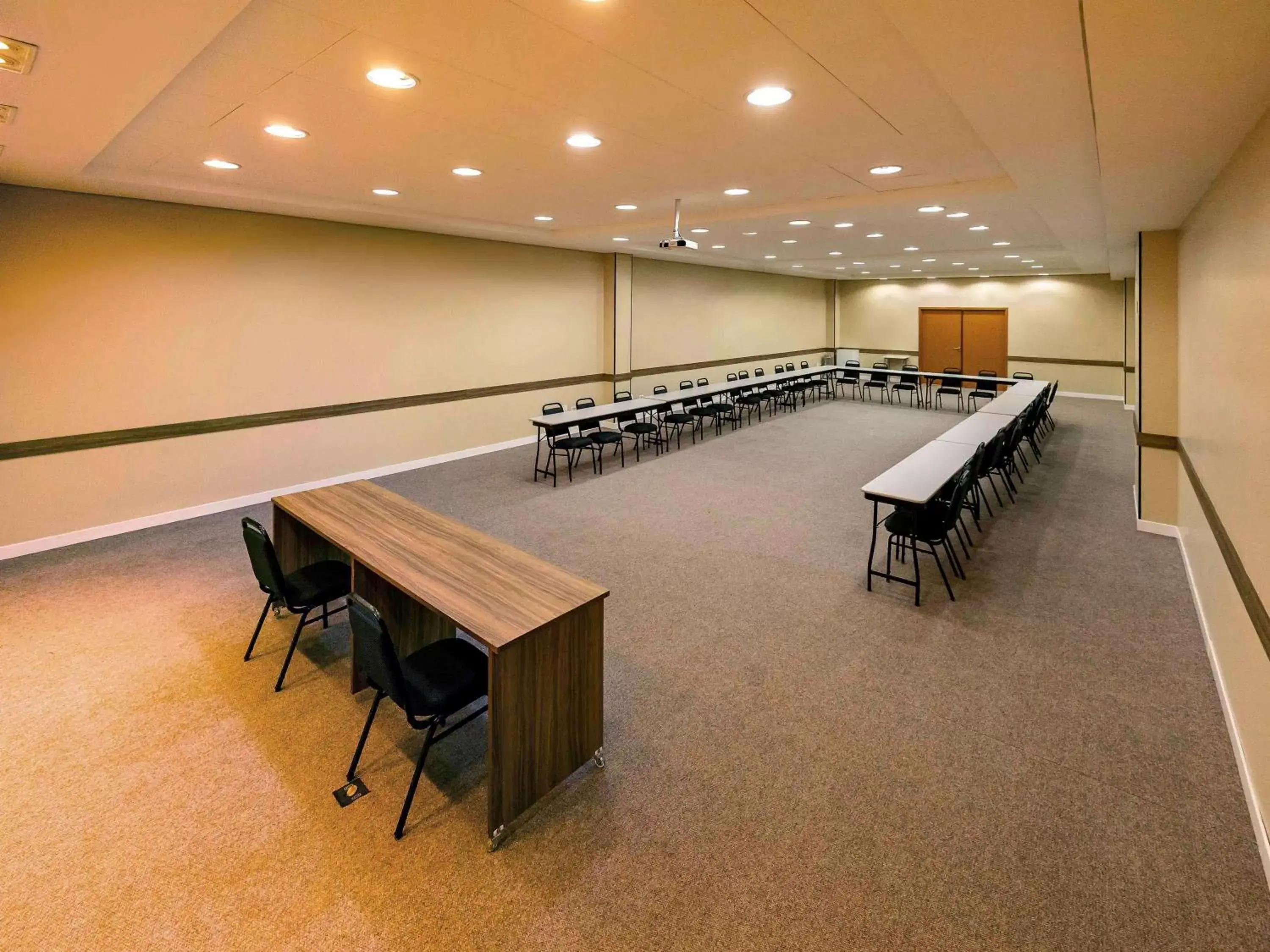 Business facilities, Business Area/Conference Room in Ibis Budget Maringa