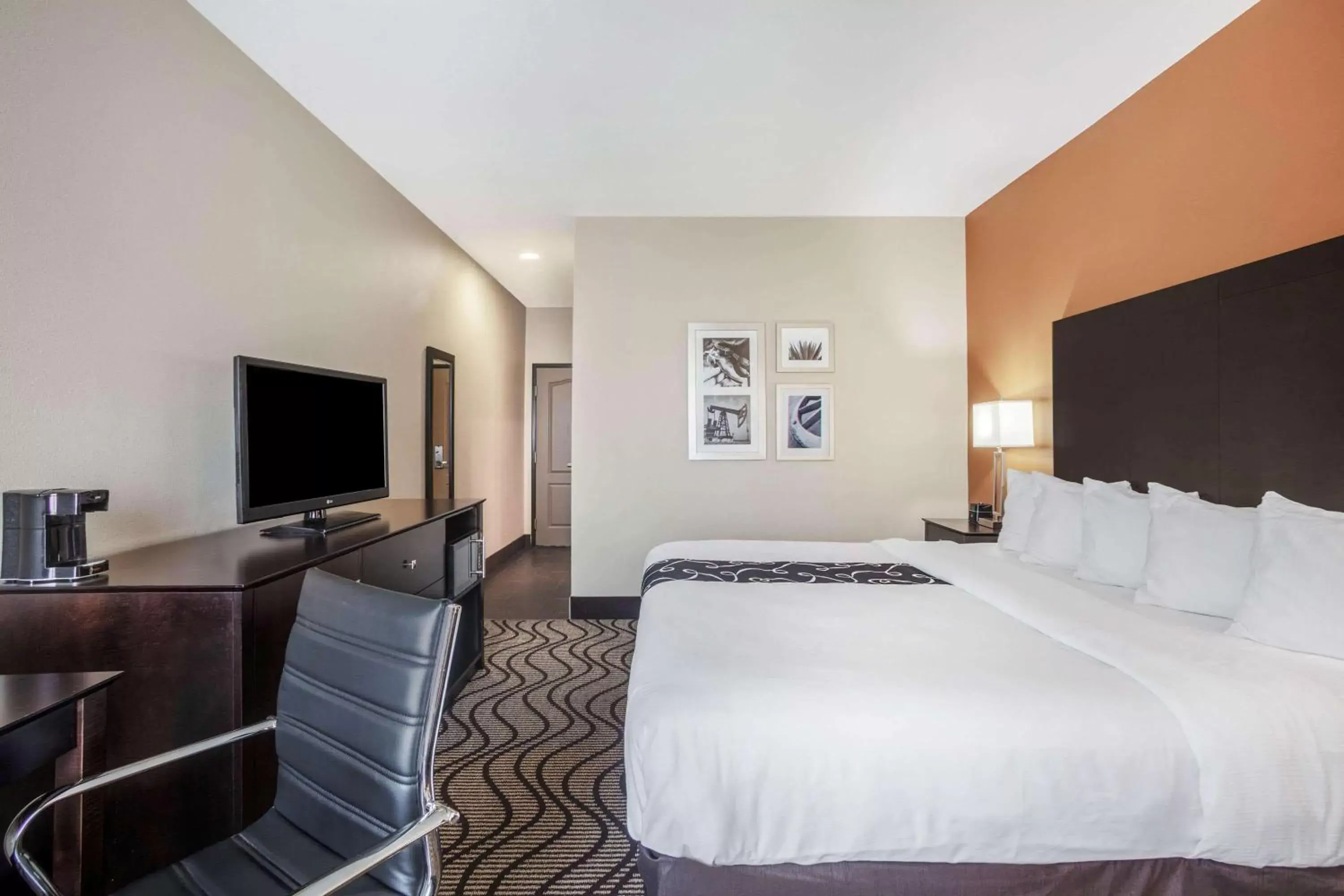 Photo of the whole room, Bed in La Quinta Inn & Suites by Wyndham Beeville