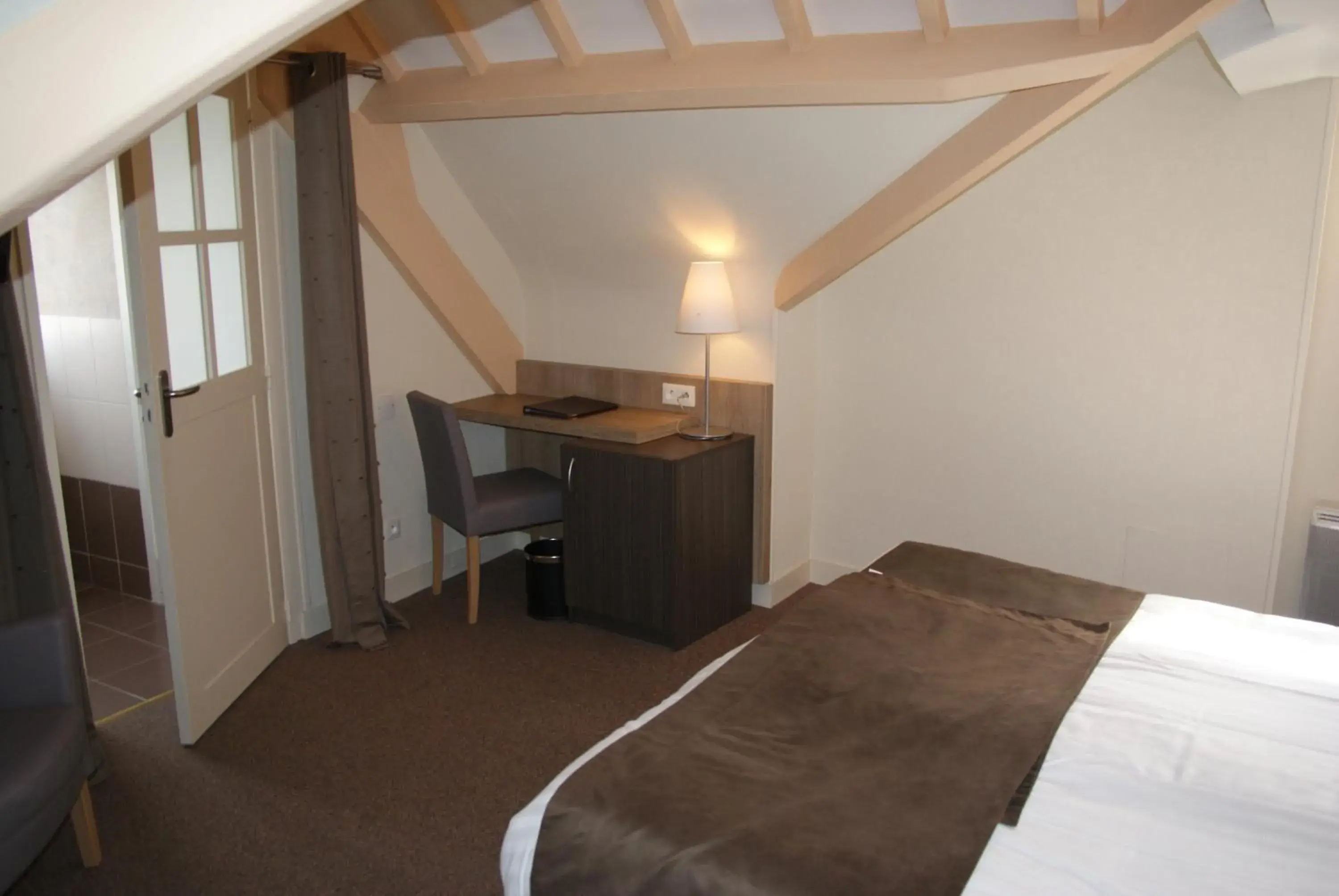 Photo of the whole room, Bed in La Vieille Auberge