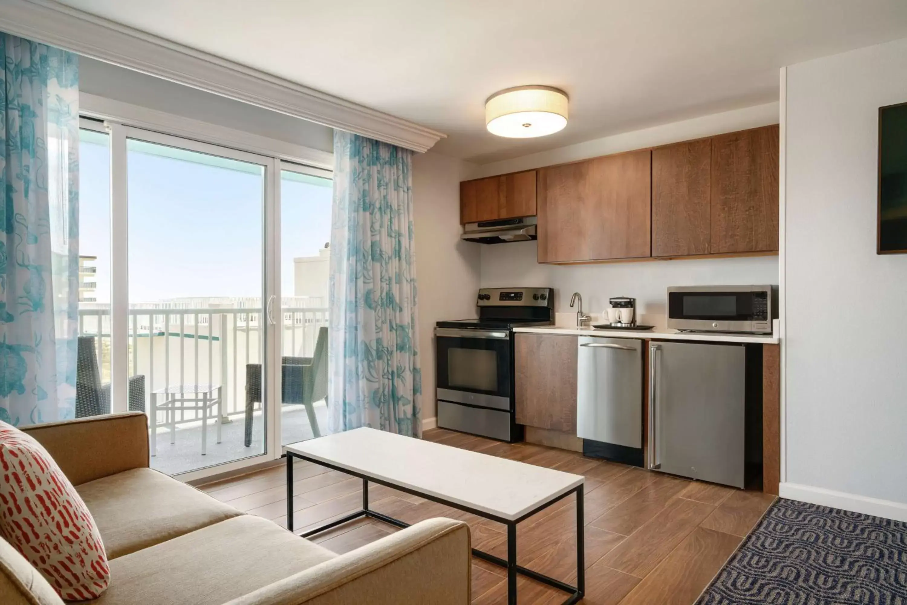 Living room, Kitchen/Kitchenette in DoubleTree by Hilton Ocean City Oceanfront