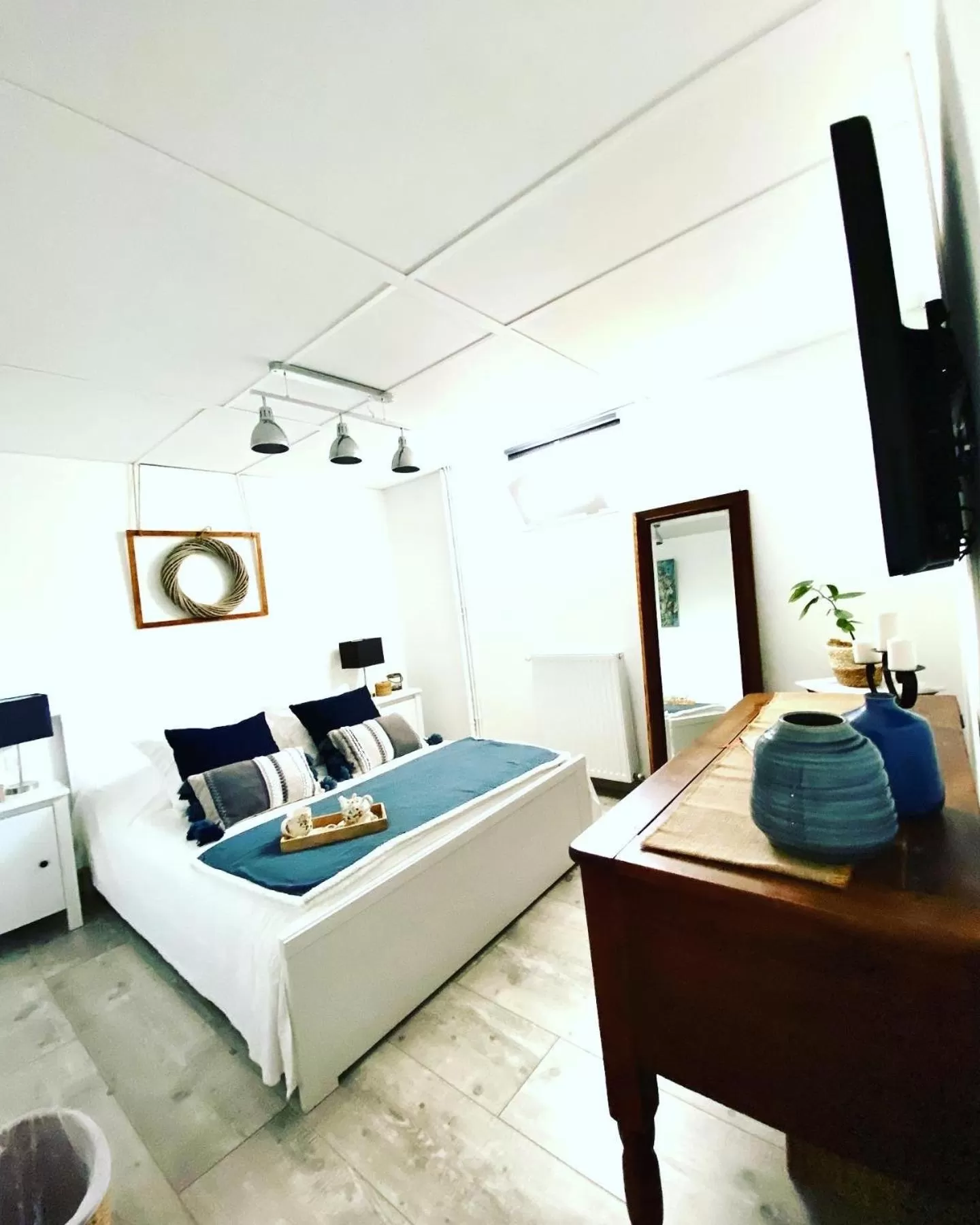 Photo of the whole room in MAGNOLIA HOME 32