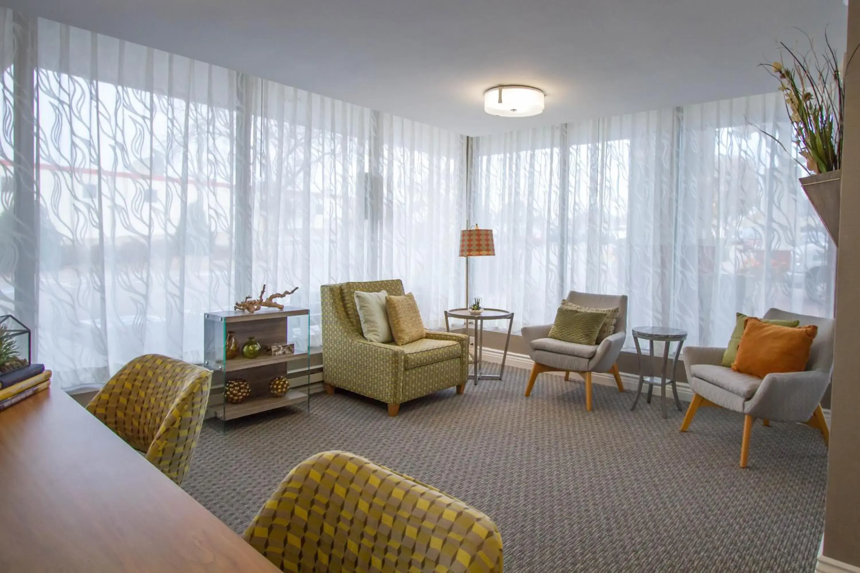 Property building, Seating Area in Holiday Inn Bloomington Airport South- Mall Area