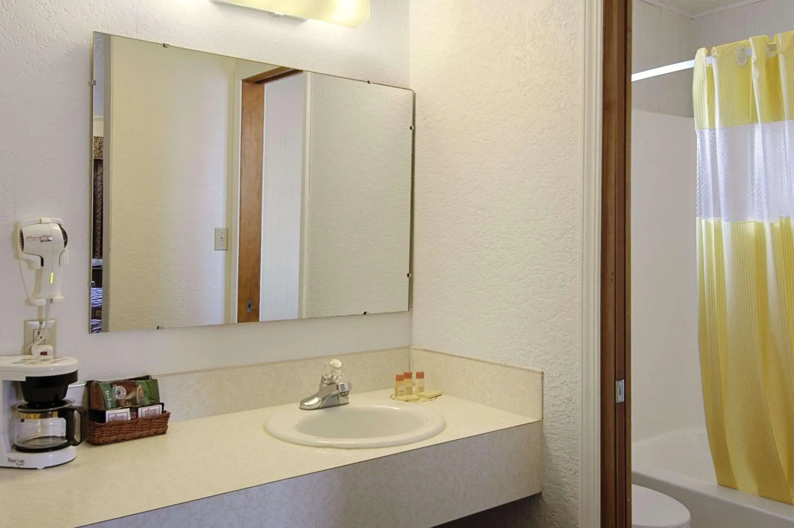 Photo of the whole room, Bathroom in Days Inn by Wyndham Mackinaw City - Lakeview