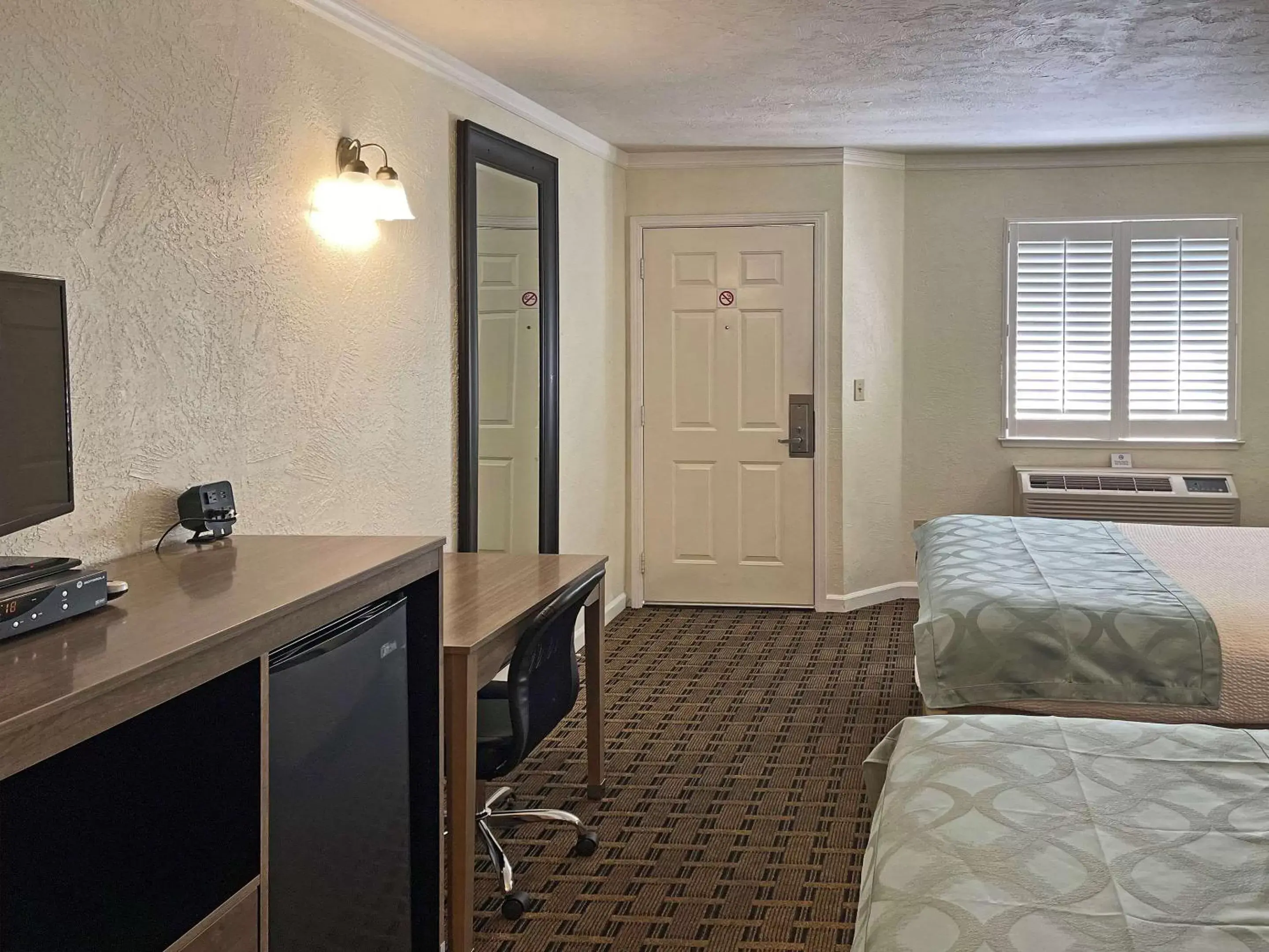 Bedroom, Kitchen/Kitchenette in Baechtel Creek Inn, Ascend Hotel Collection