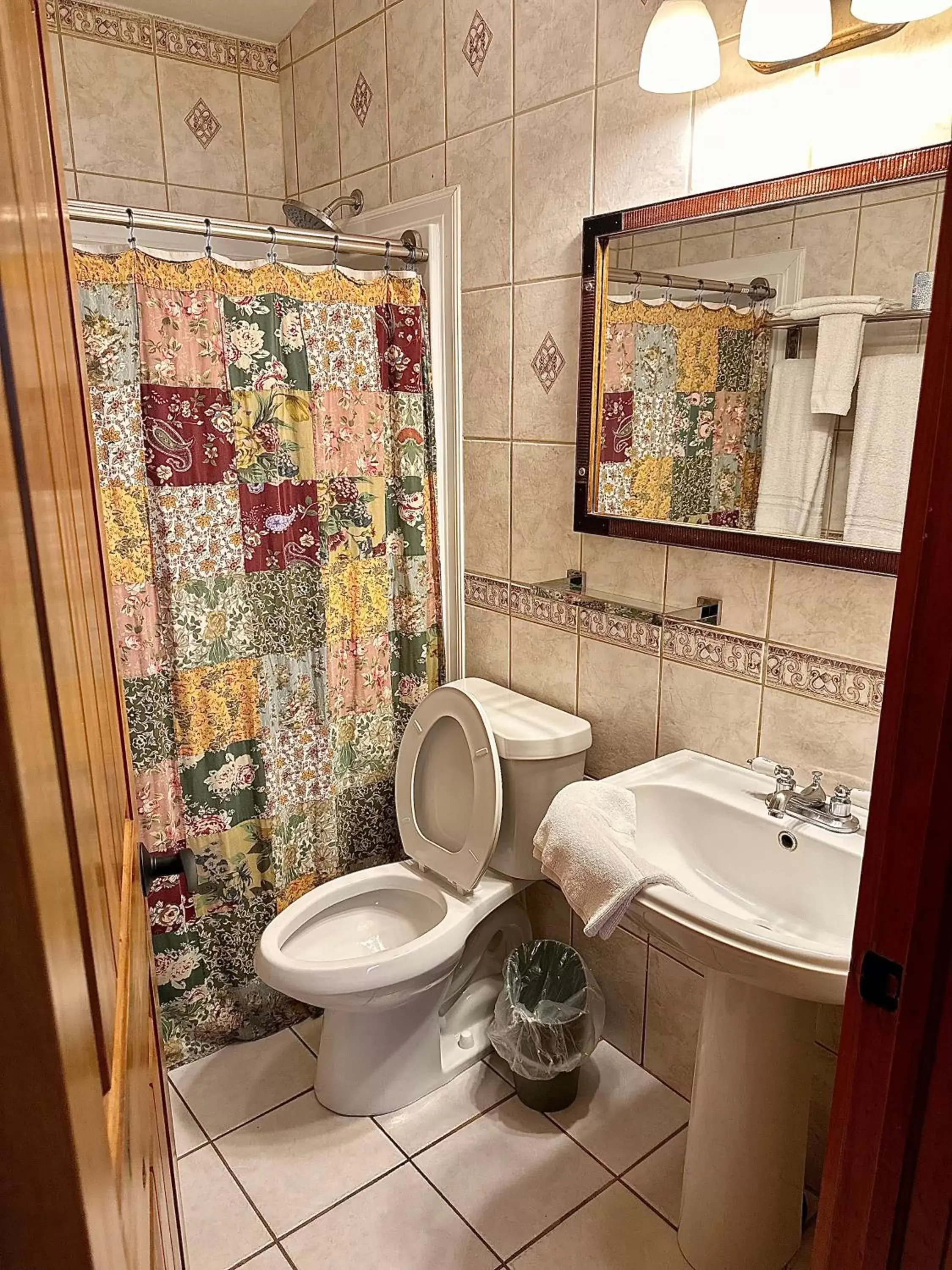 Shower, Bathroom in Buffalo Chip's Ranch House Motel