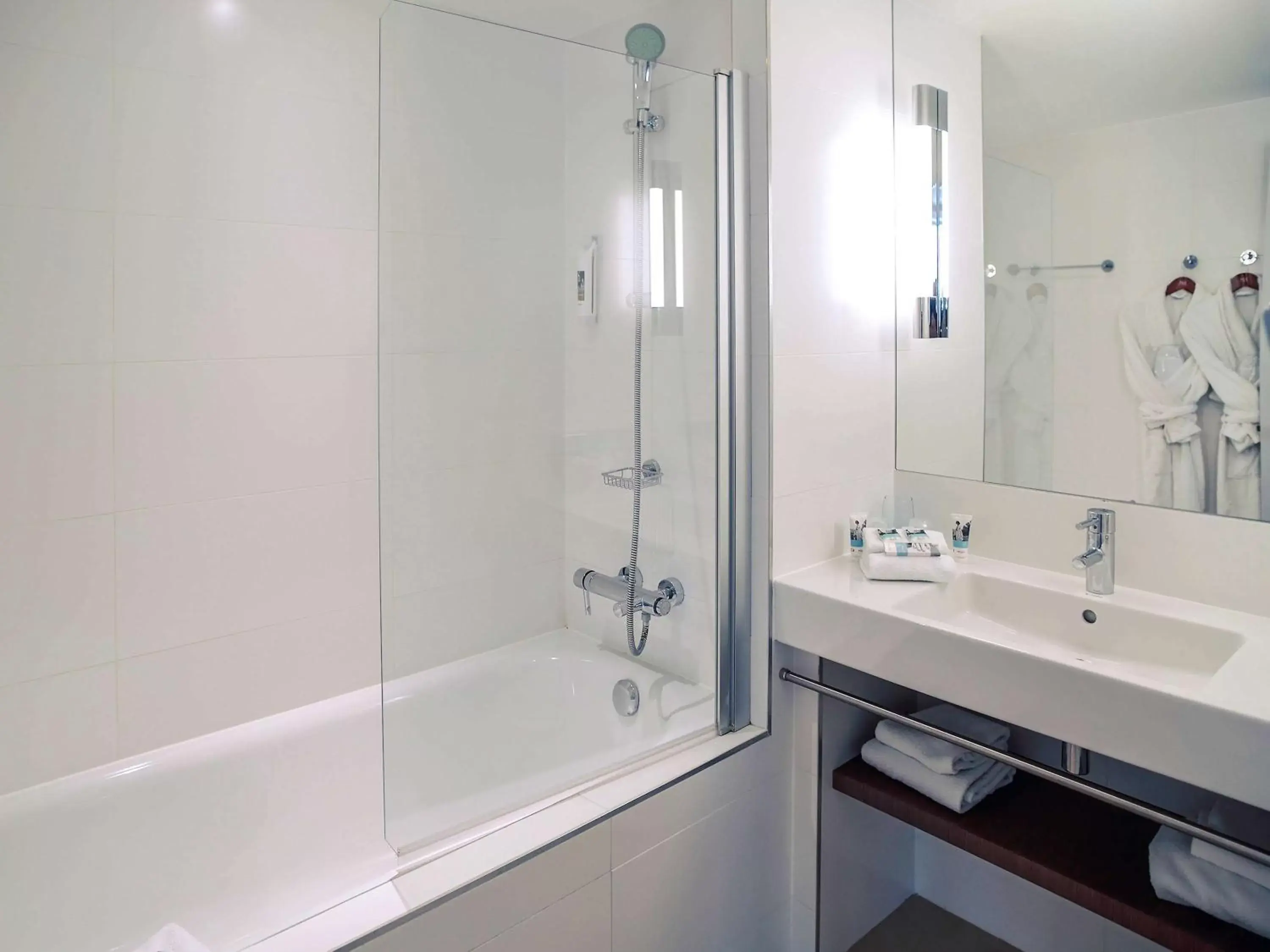 Shower, Bathroom in Hotel Indigo Bordeaux Centre Chartrons, an IHG Hotel