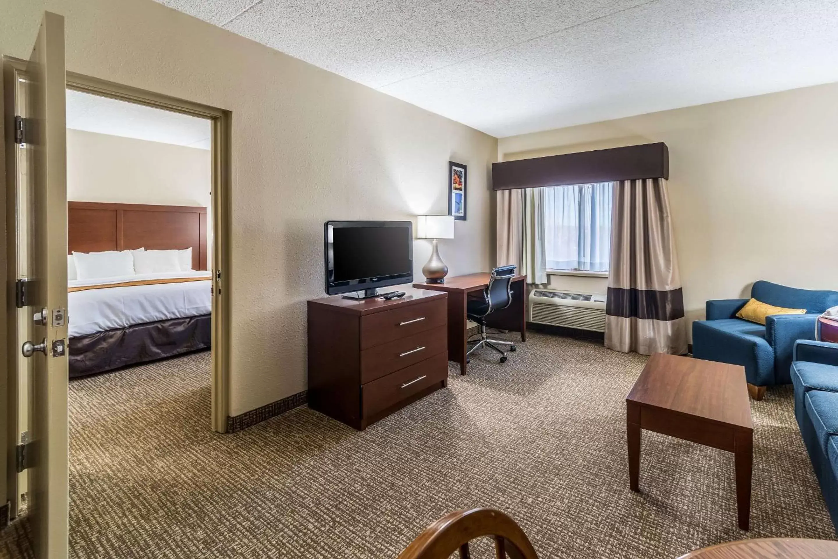 Photo of the whole room, TV/Entertainment Center in Comfort Inn Festus-St Louis South