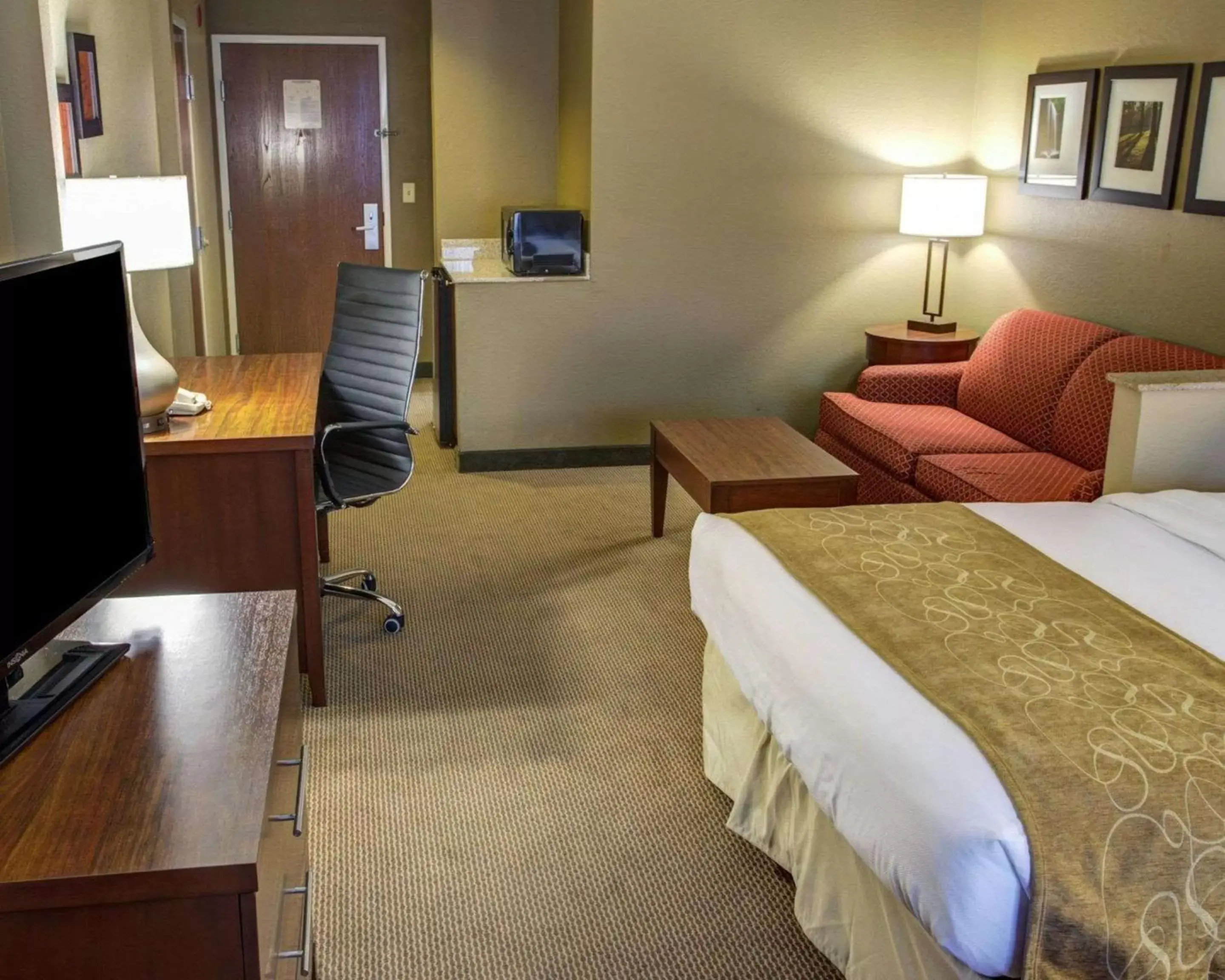 Photo of the whole room, Seating Area in Comfort Suites Gadsden Attalla