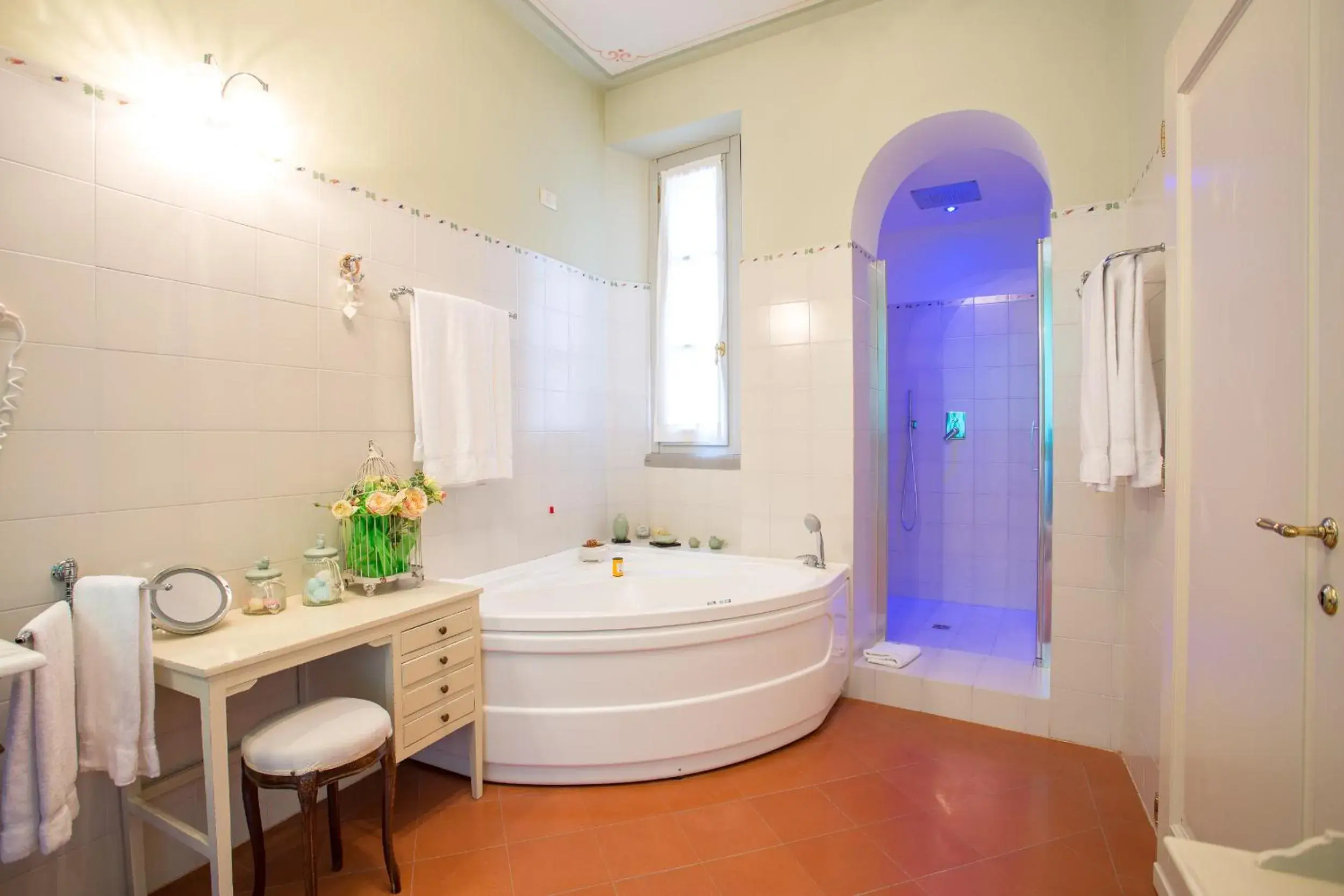 Shower, Bathroom in Hotel Villa Marsili