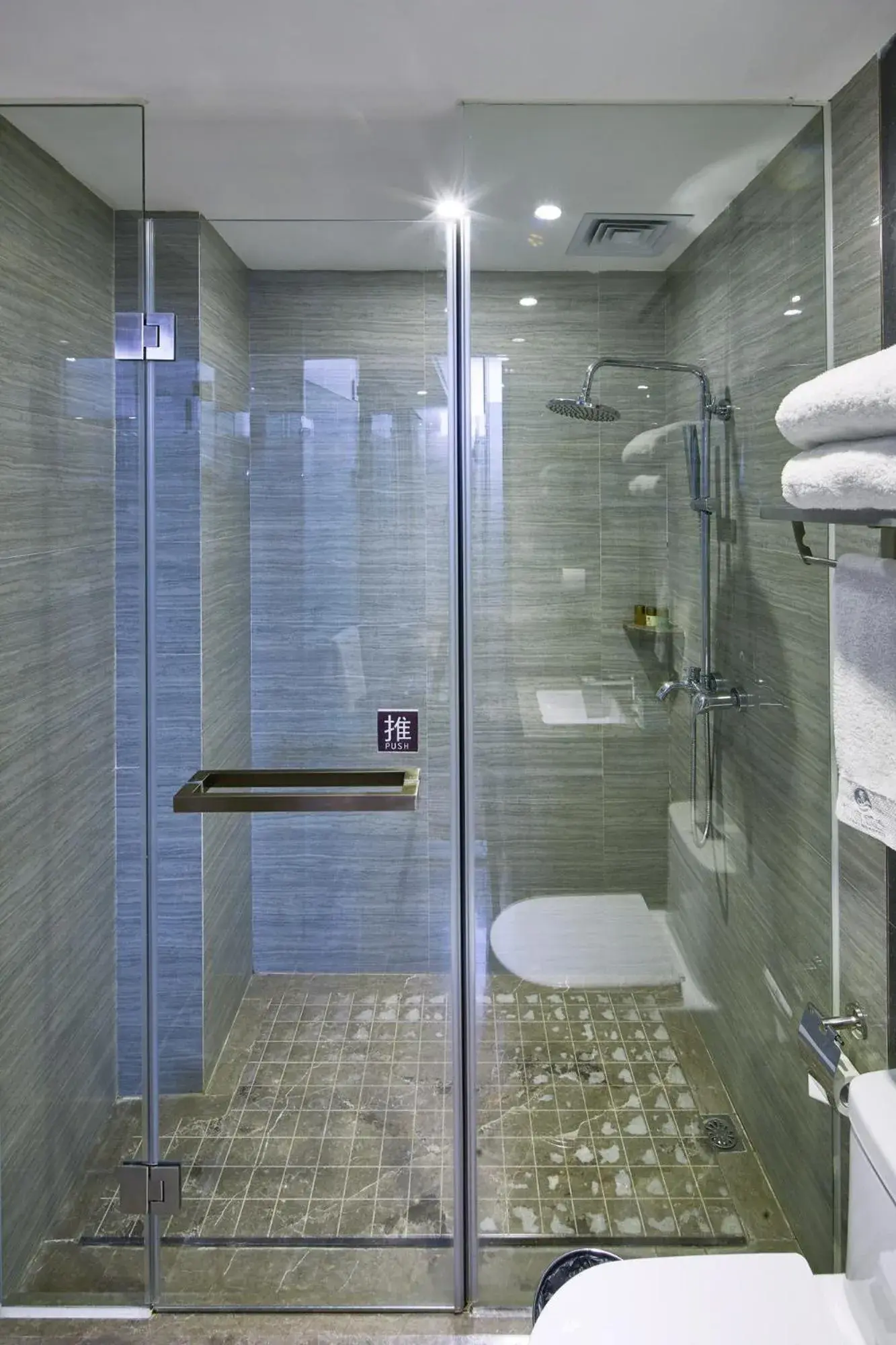 Shower, Bathroom in INSAIL Hotel (Shenzhen Dongmen Branch)