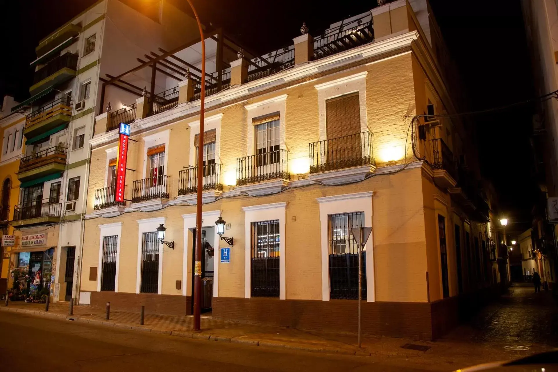 Property building in Noches en Triana