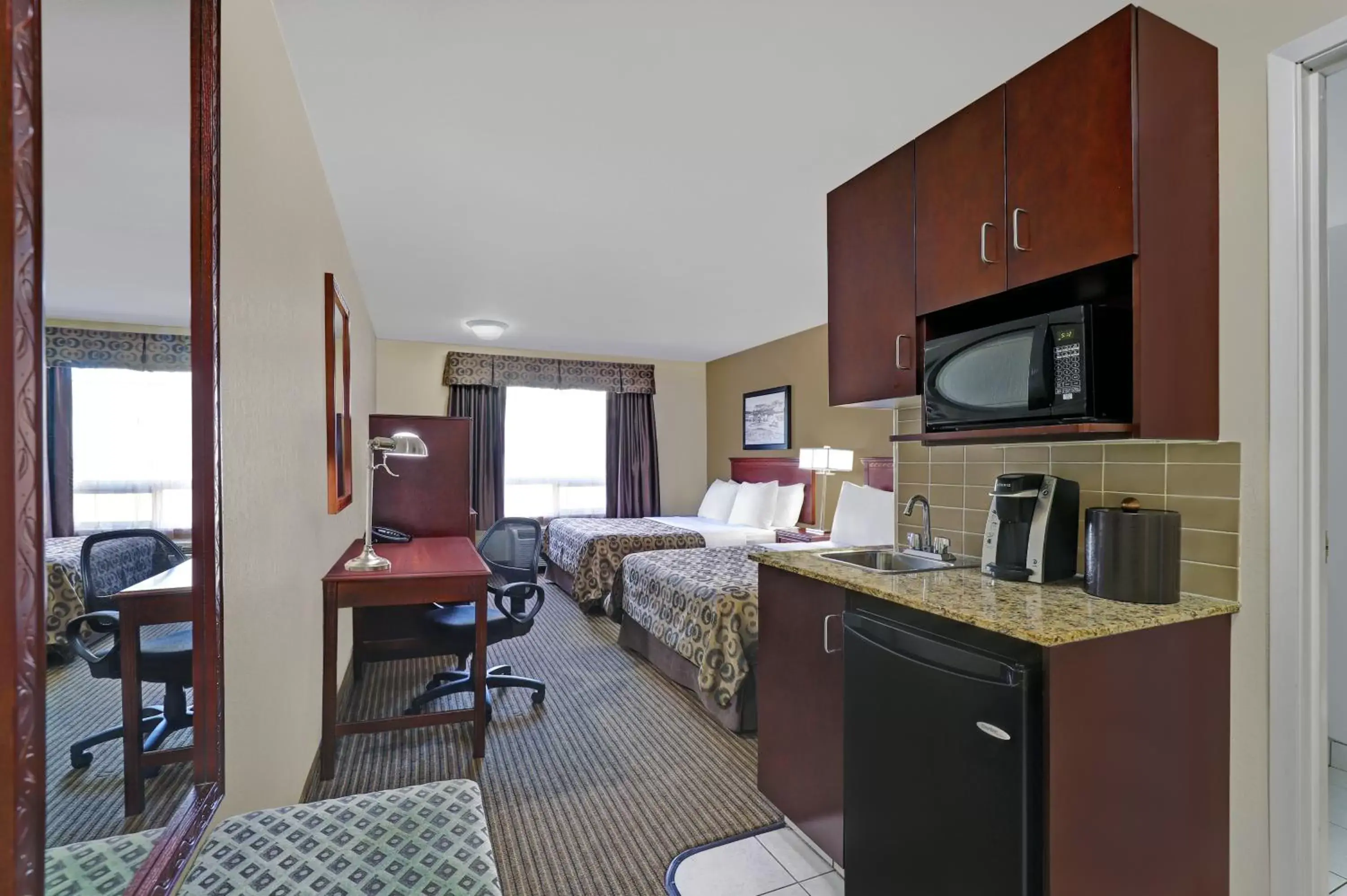 Bedroom, Kitchen/Kitchenette in SureStay Plus Hotel by Best Western Drumheller